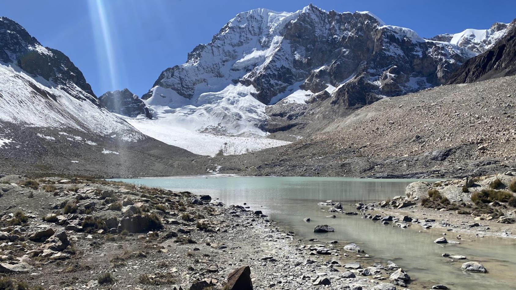 Горный пейзаж с ледниковым озером