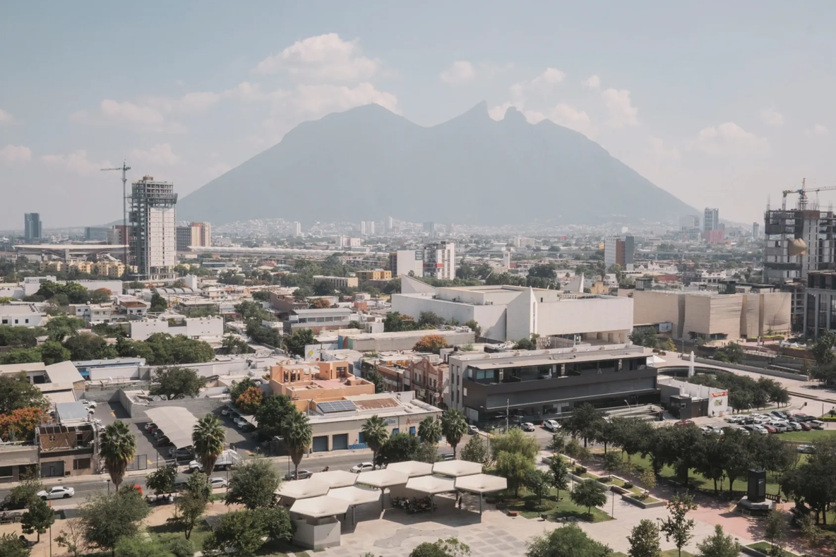 El cerro de la Silla, cubierto de neblina, se eleva sobre el horizonte de Monterrey.