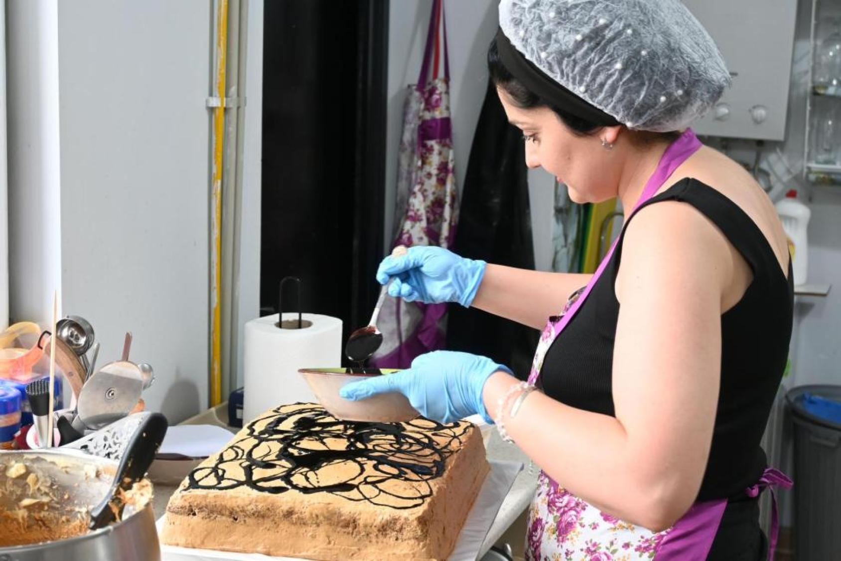 Chaque recette du café de Lika porte une touche familiale, mêlant tradition et force d’une mère déterminée à offrir une vie meilleure.