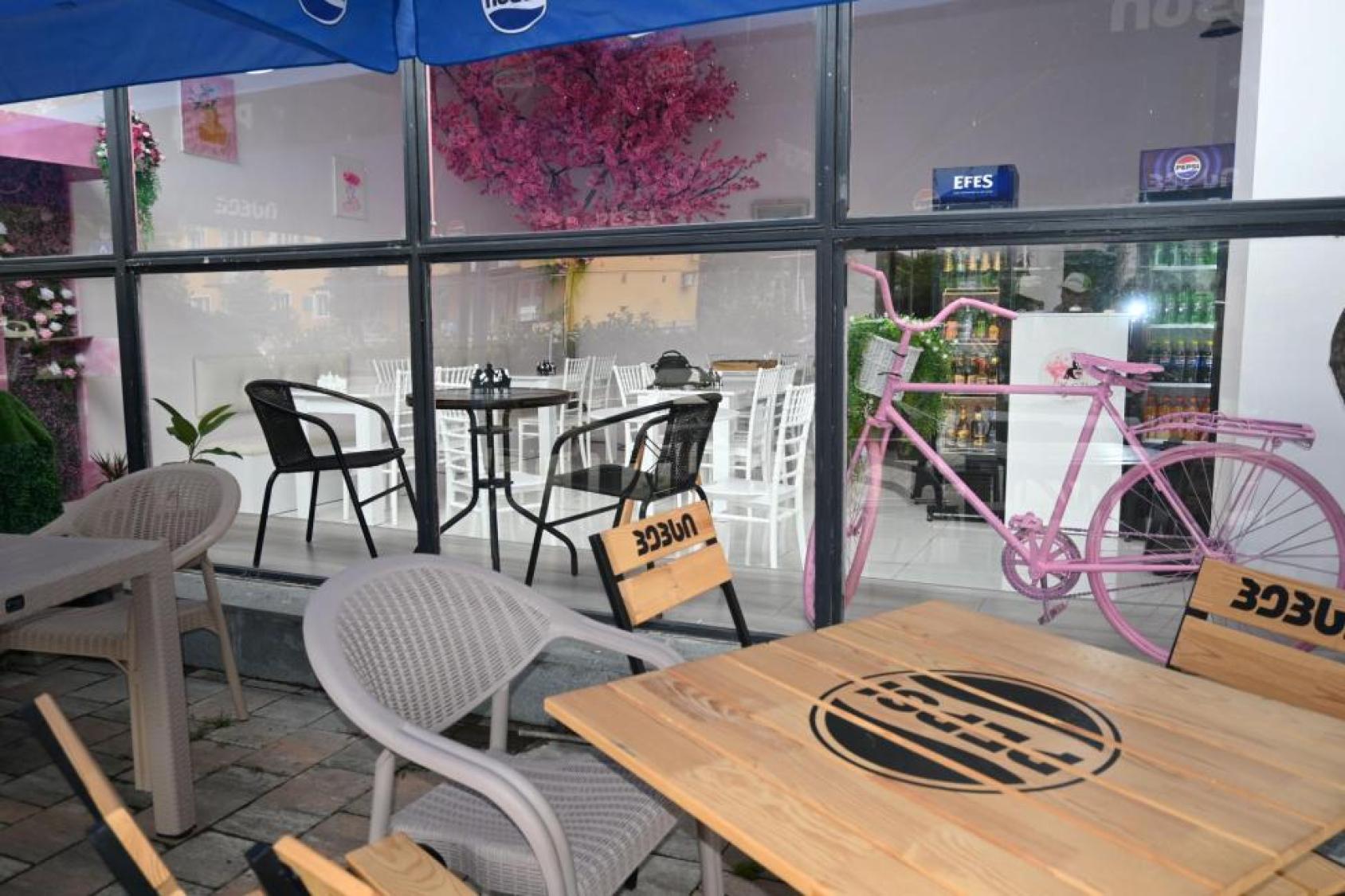 Ce qui a commencé comme une petite activité pour subvenir aux besoins de ses enfants est devenu un café qui rassemble les gens et inspire d’autres personnes à commencer quelque chose de personnel.