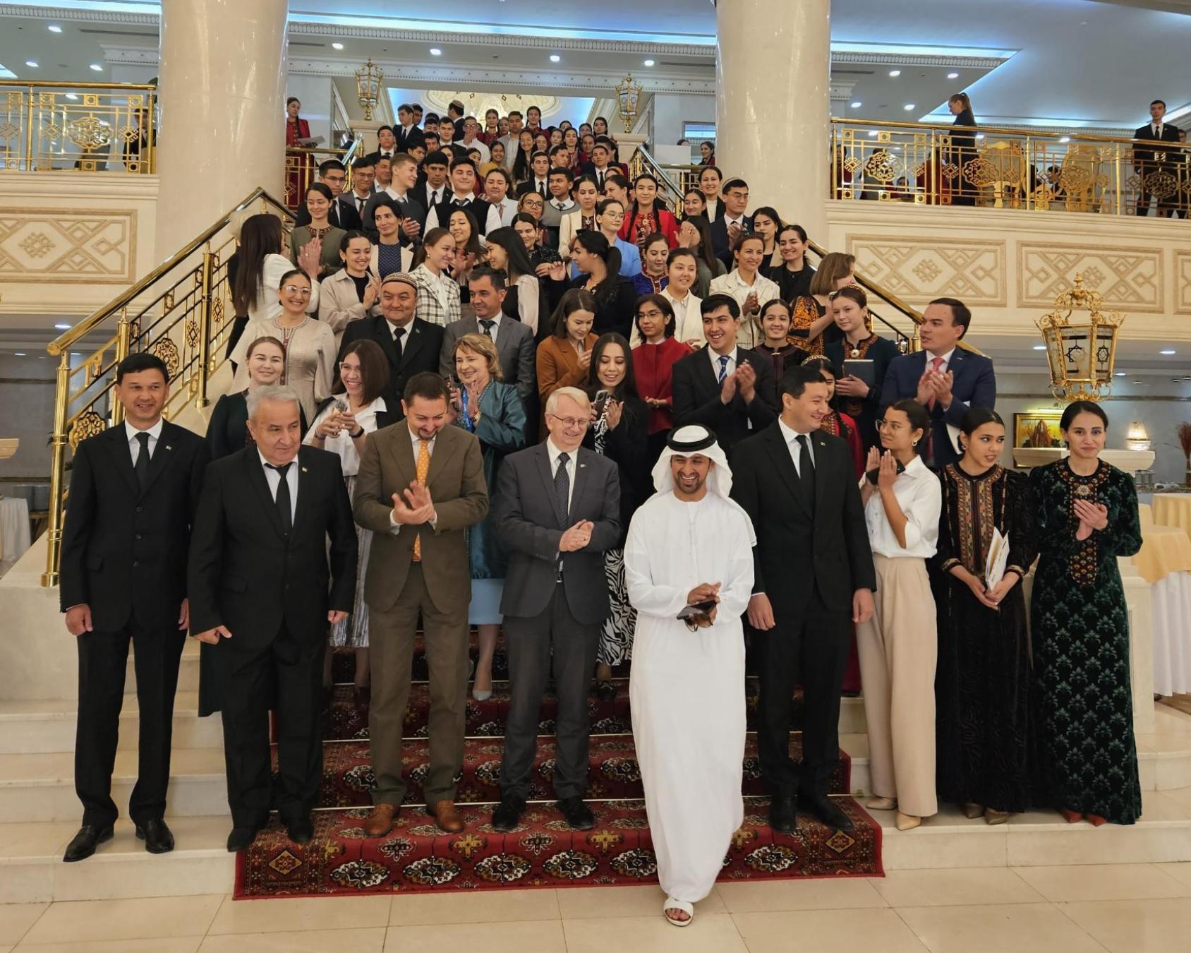 Групповое фото участников мероприятия по климату в Туркменистане.