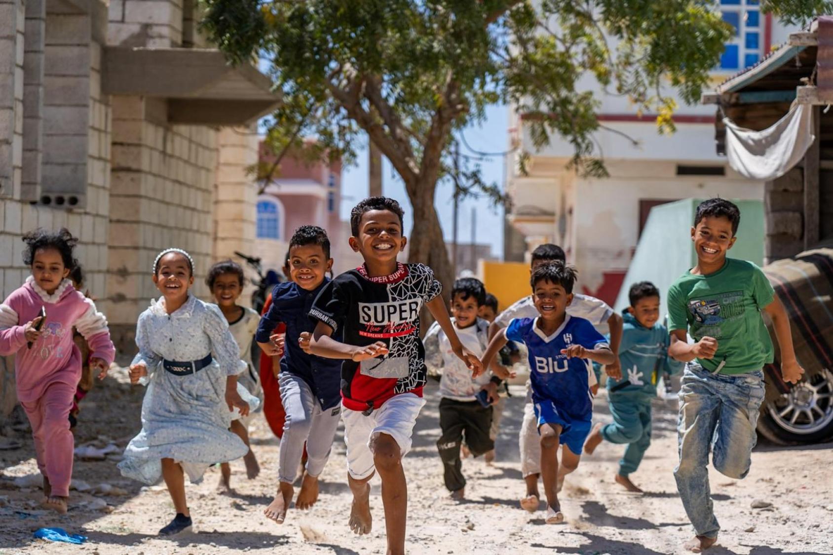 صورة لأطفال يلعبون معاً في اليمن.