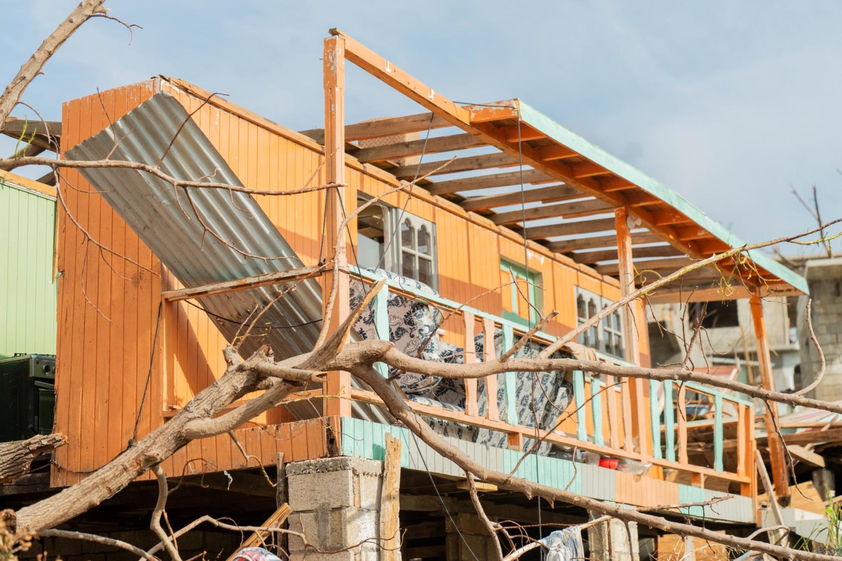 La structure effondrée et les effets personnels éparpillés témoignent des ravages causés par l'ouragan Melissa dans la maison de Rose, dans l'ouest de la Jamaïque.