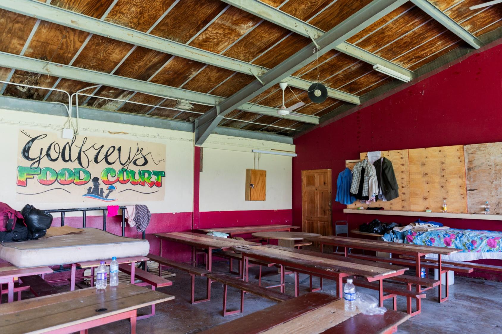 Un lycée sert désormais de refuge temporaire. Les familles dorment sur des bureaux, des planches de bois et des lits improvisés dans les salles de classe et la cafétéria.