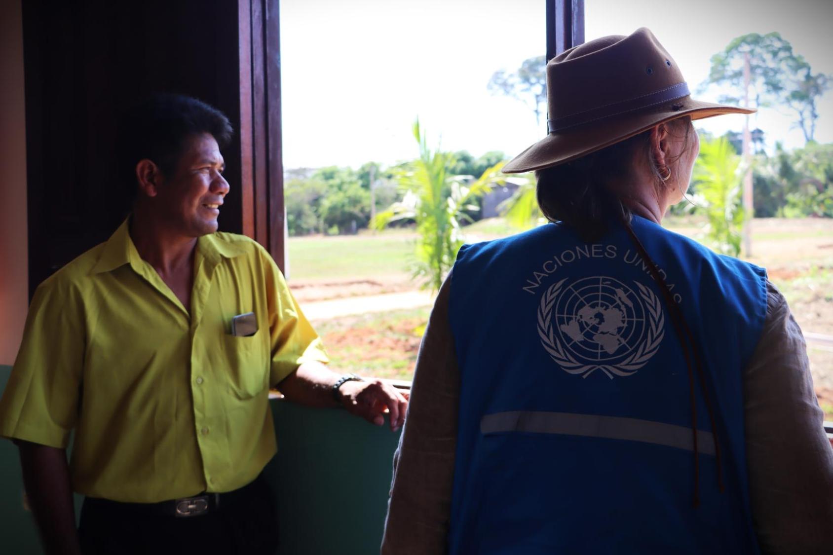 La Coordinadora Residente observa las plantaciones y organización de la comunidad