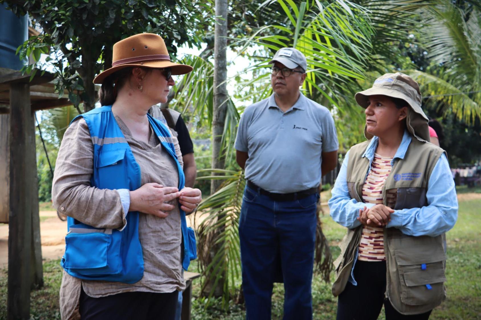 La Coordinadora Residente conversa con los líderes para escuchar sus necesidades.