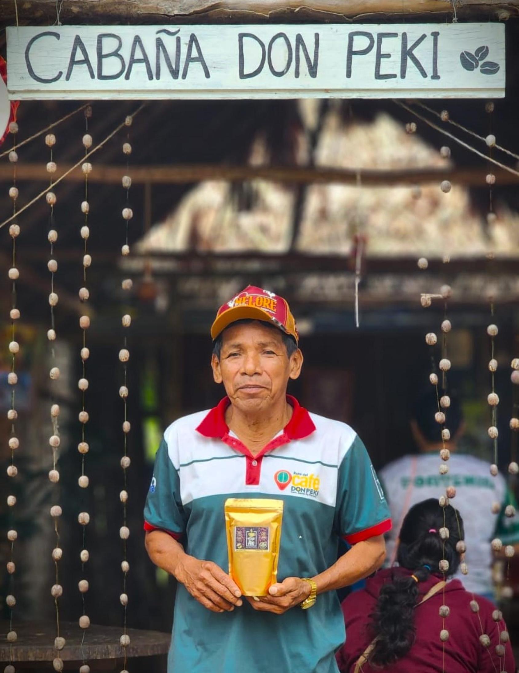 Señor muestra el café que producen