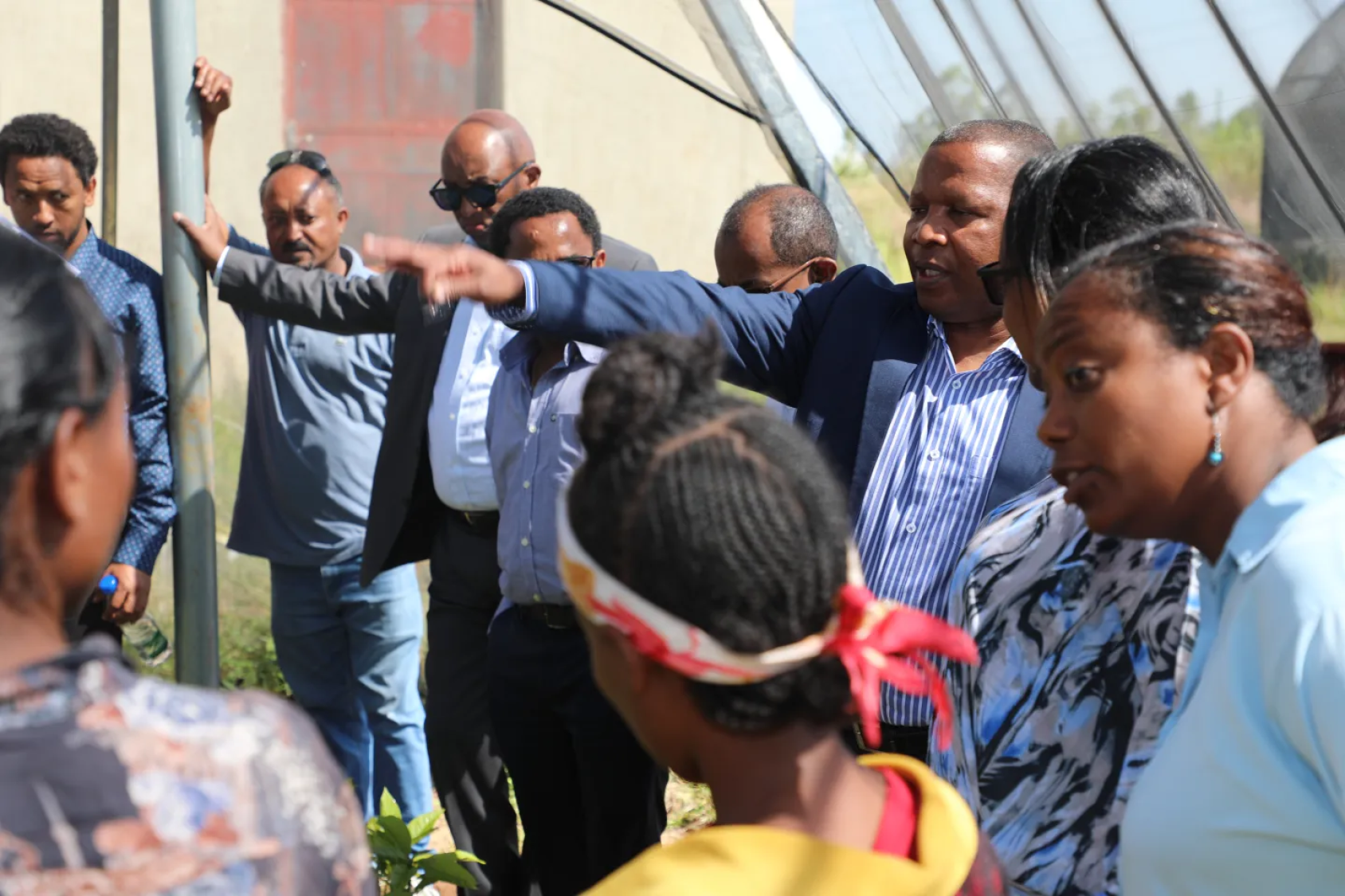 "زيارة ميدانية إلى مجموعات أعمال زراعية يقودها الشباب في يِرغالِم، بما في ذلك مؤسسة لإنتاج الشتلات وتعاونية متنامية لمنتجي الدواجن."