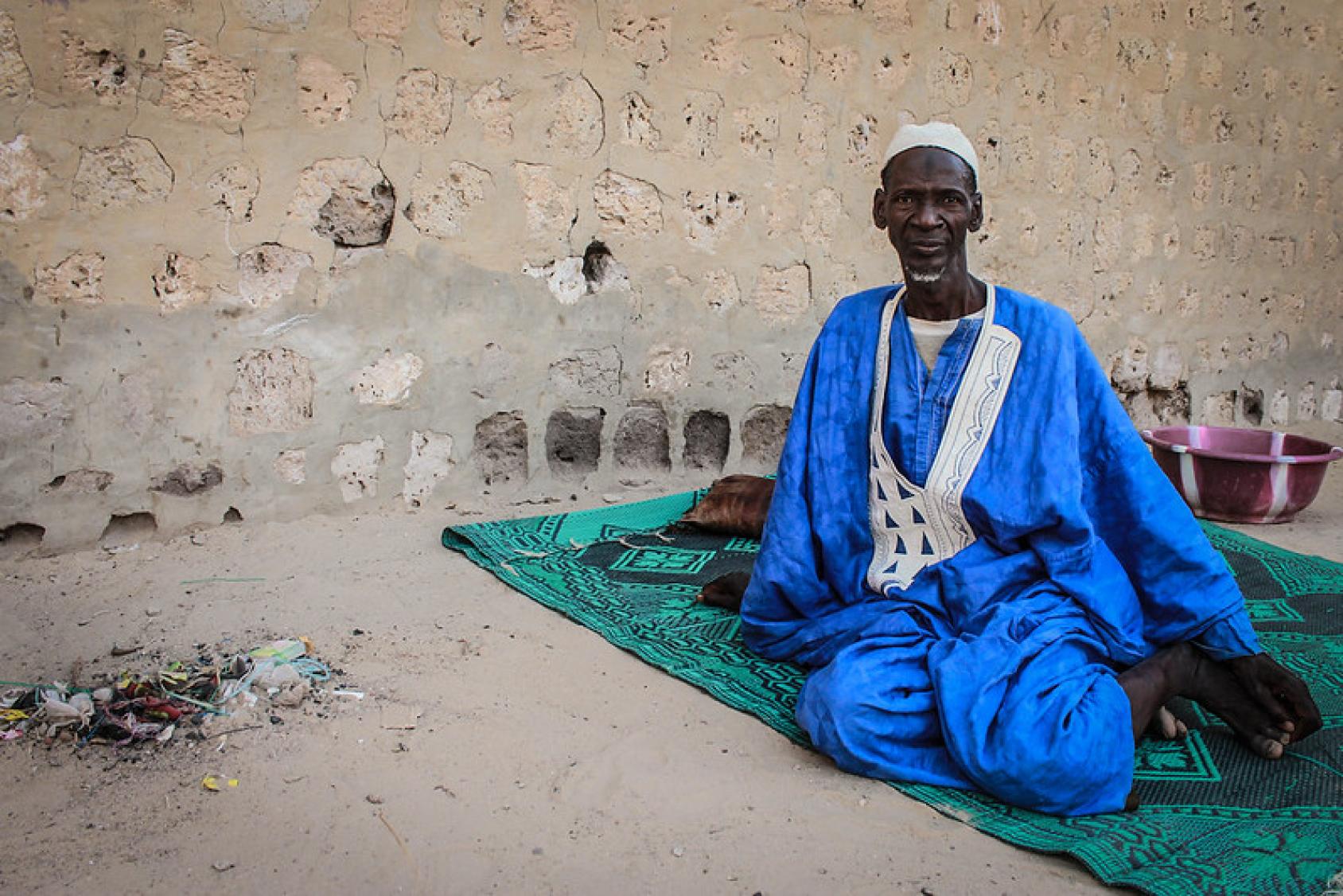 Un Malien est assis par terre