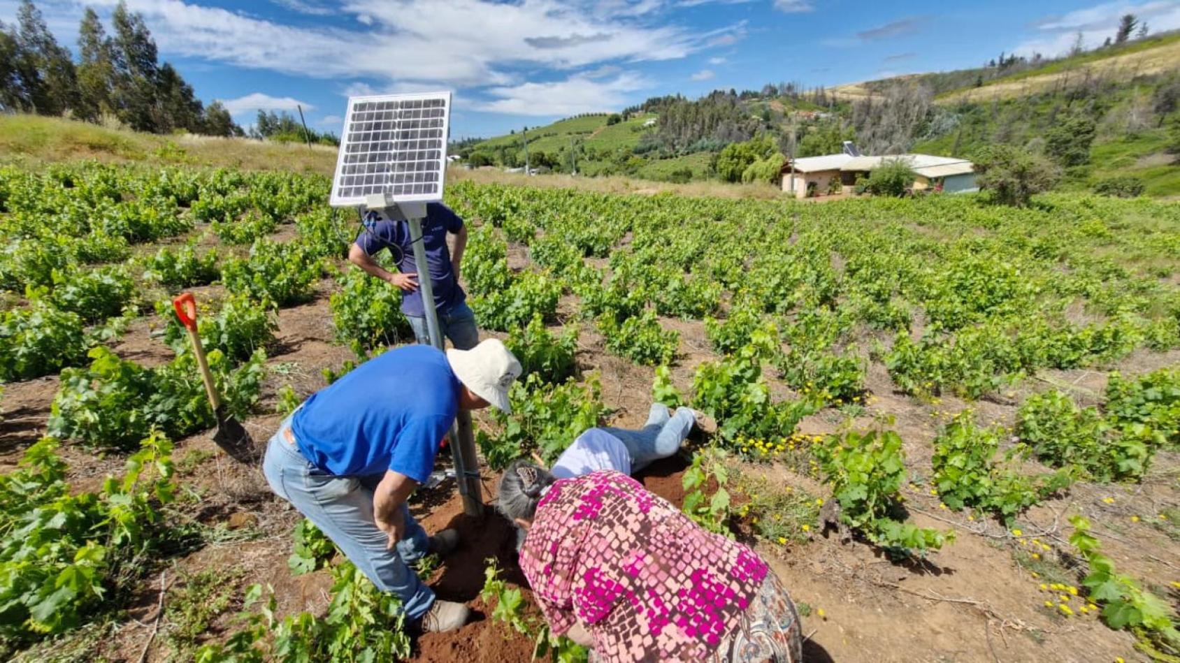 Personas haciendo instalación de equipo técnico. 