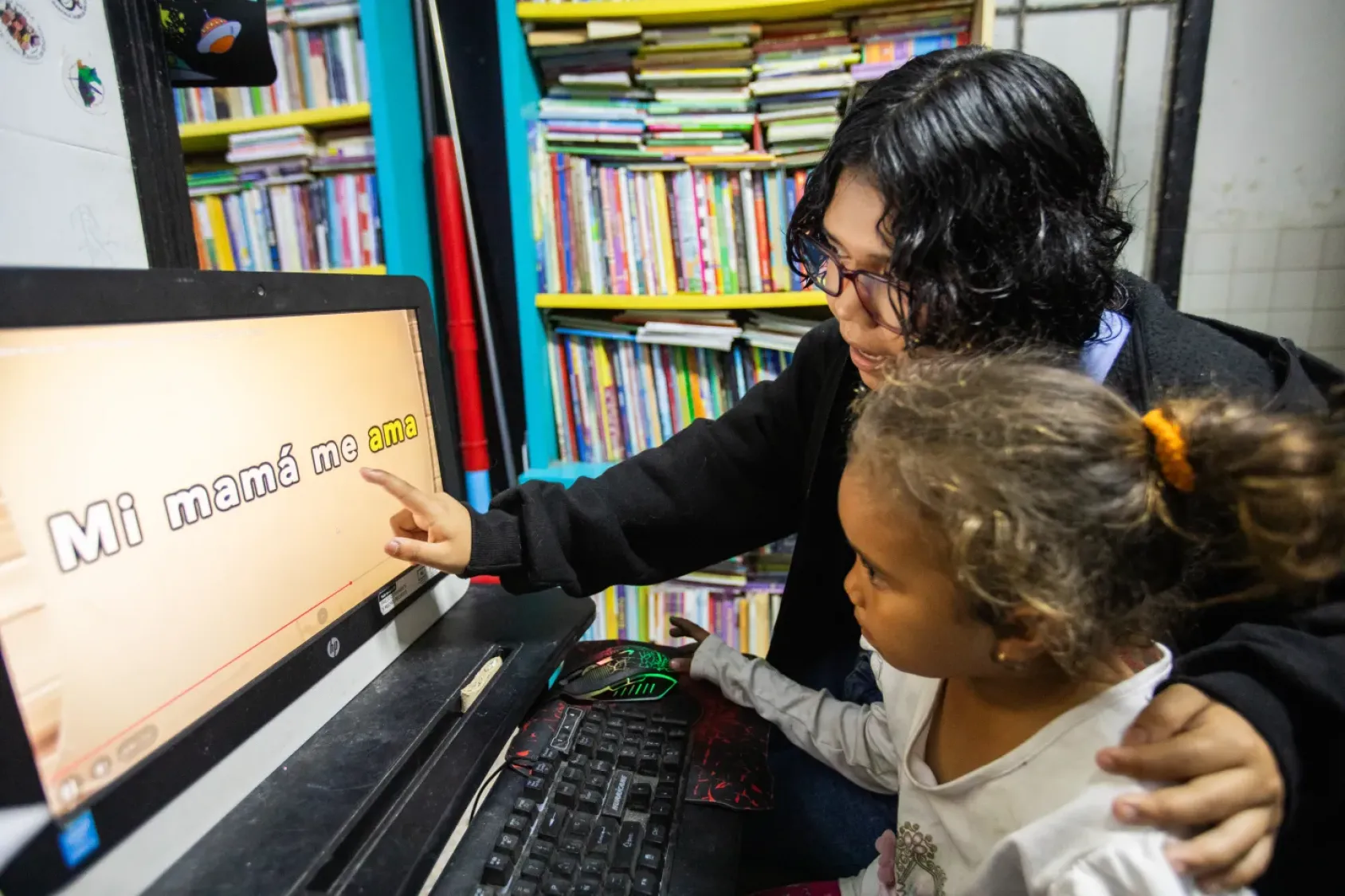 Guadalupe enseña a un niño a leer