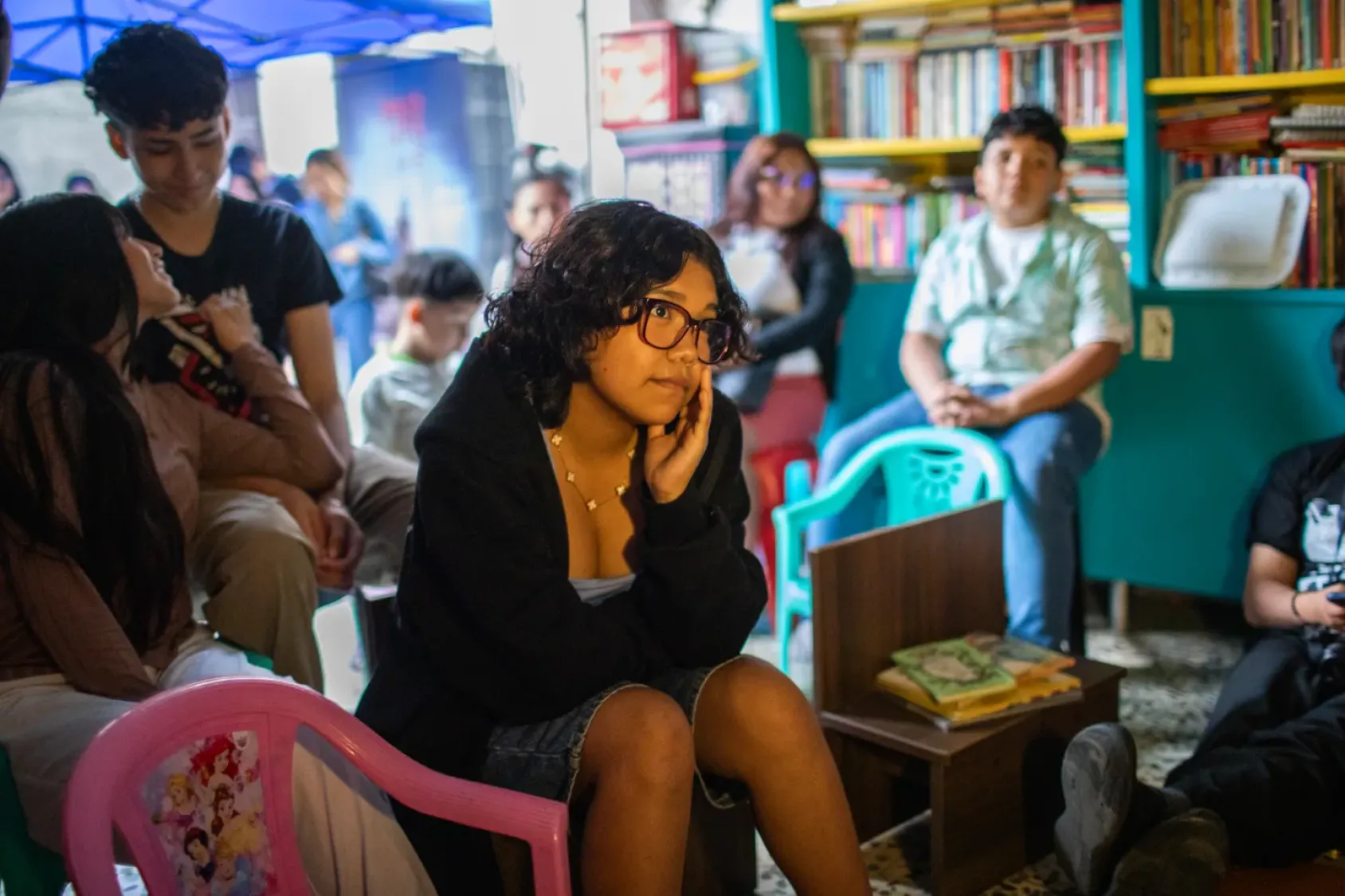 Niña presta atención a una clase