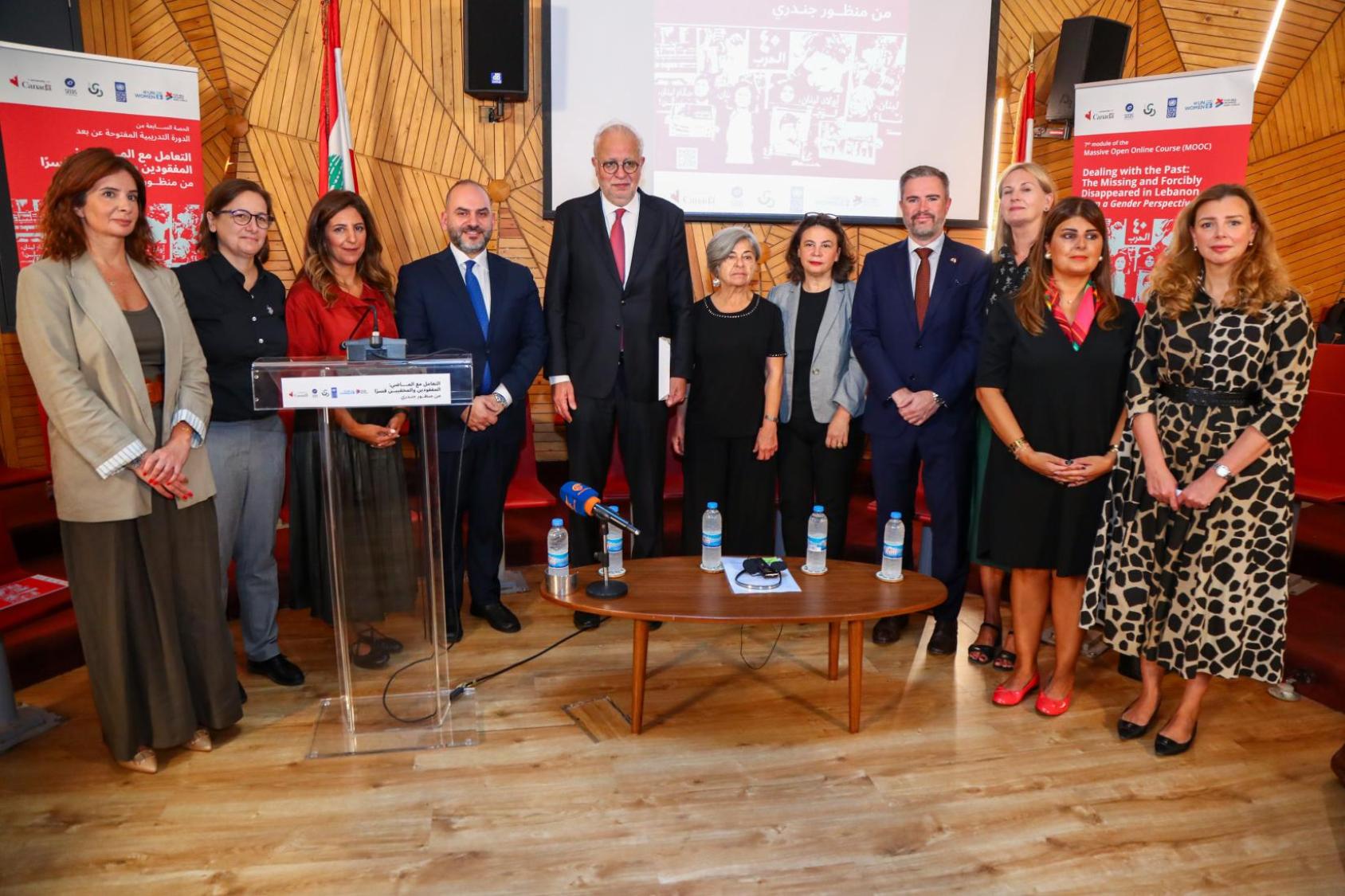 Un groupe d'autorités et d'éducateurs libanais assistent à l'inauguration d'une nouvelle classe.