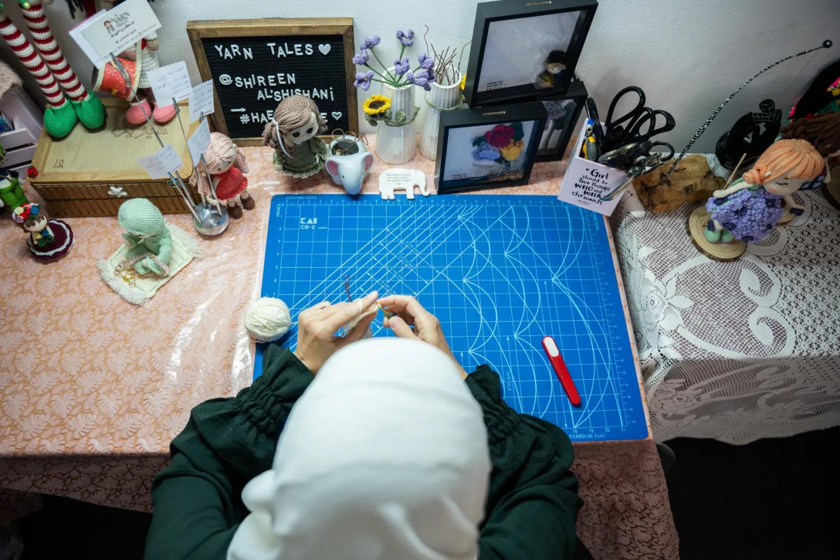 امرأة تجلس في مكان عملها في الأردن