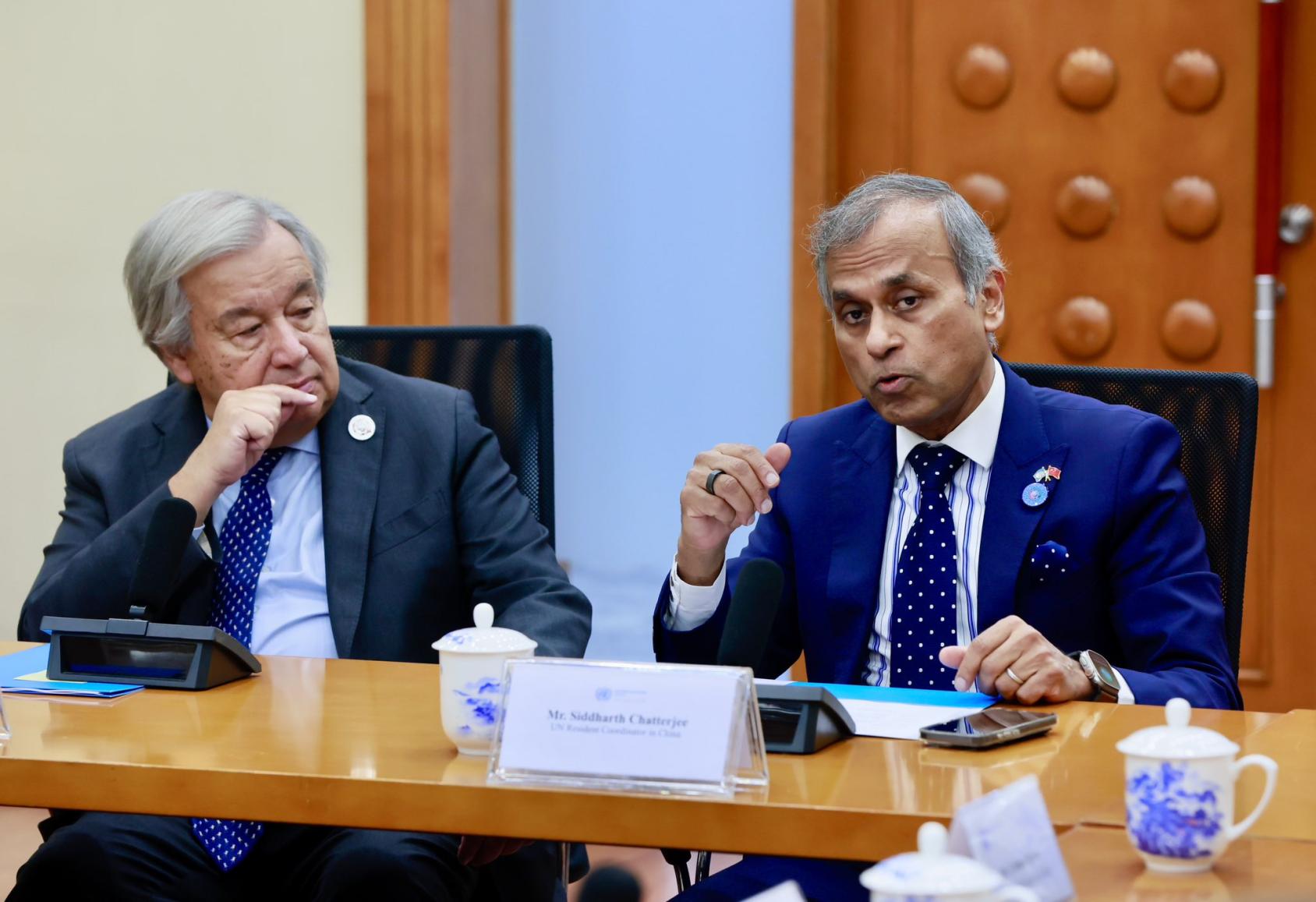 The UN Resident Coordinator for China with the UN Secretary-General.