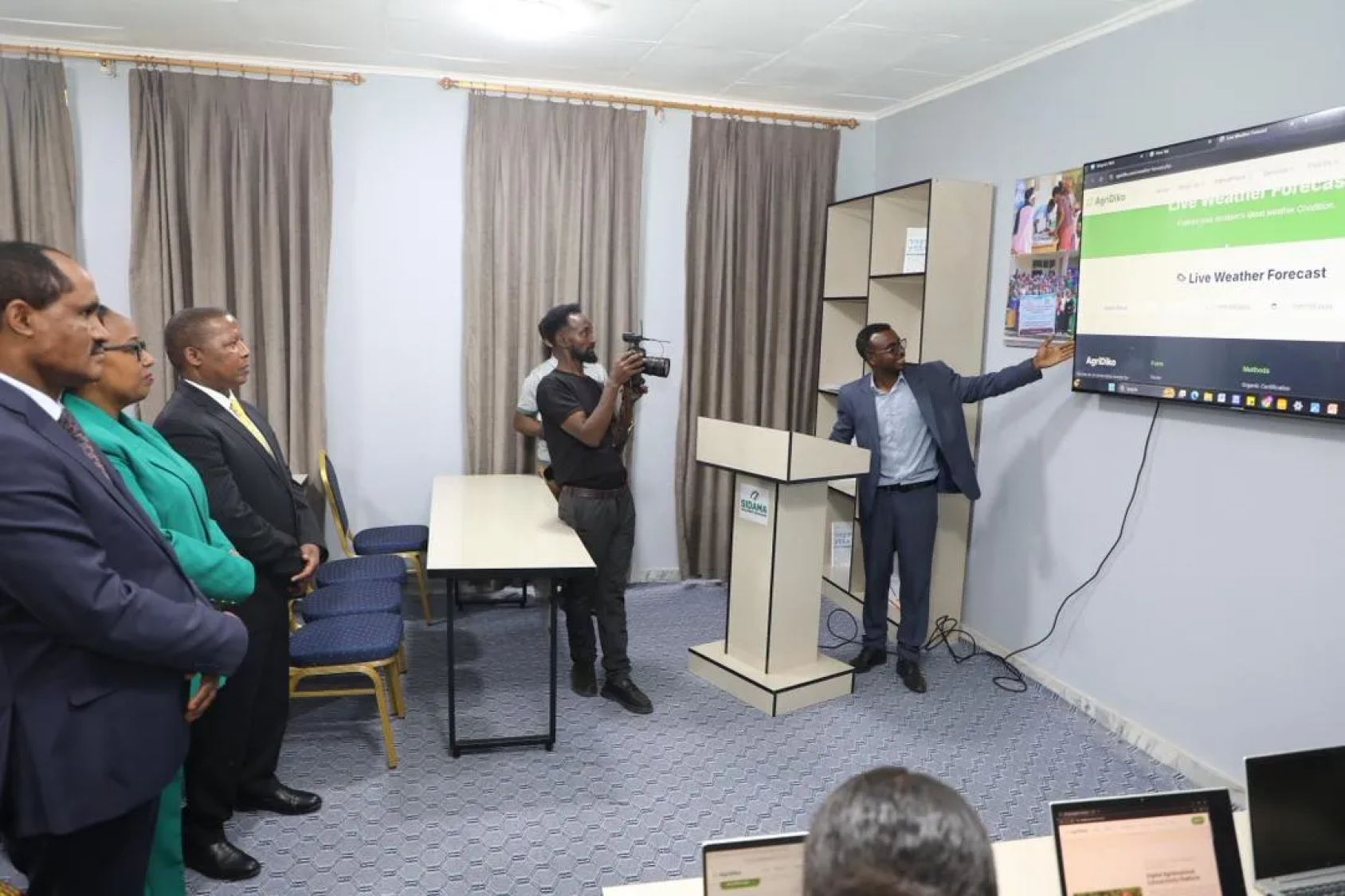 "أُطلق المركز بشكلٍ مشترك من قبل فخامة السيد ديستا ليدامو، رئيس إقليم سيداما، والمدير القطري لمنظمة العمل الدولية، إلى جانب الشركاء."