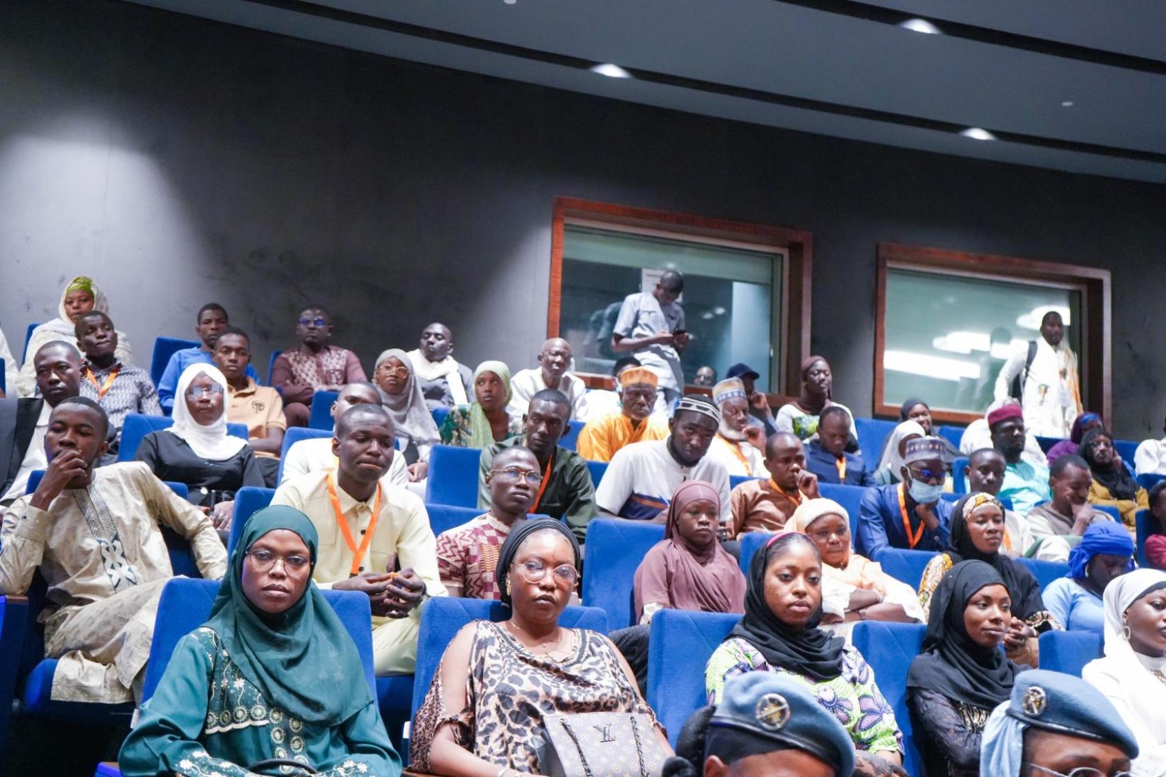 Des participants attentifs lors d’une session de la Rencontre nationale du Dialogue intergénérationnel.
