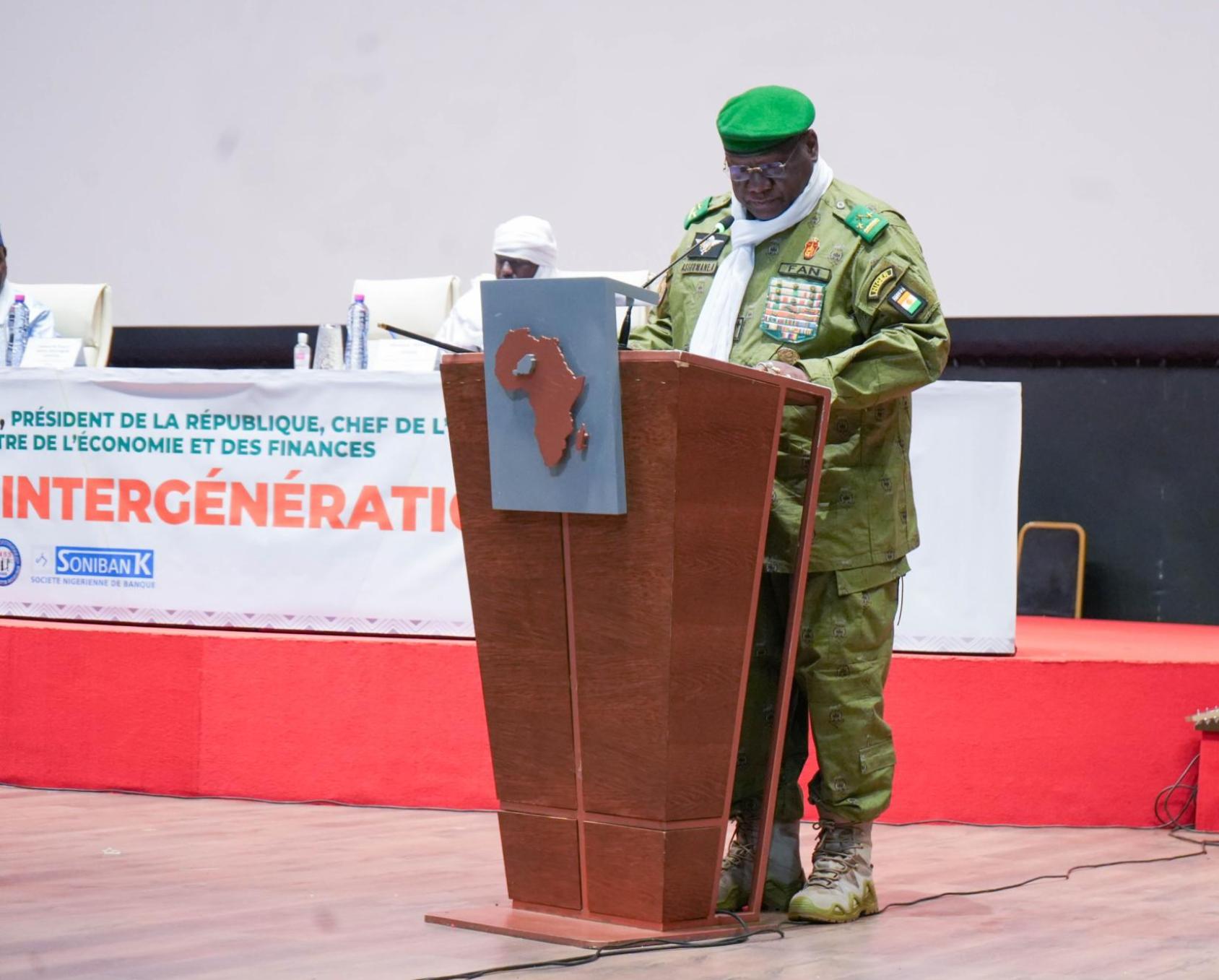 Le Gouverneur de la Région de Niamey, Assoumane Abdou Harounan, prononçant son allocution lors de la Rencontre nationale du Dialogue intergénérationnel.