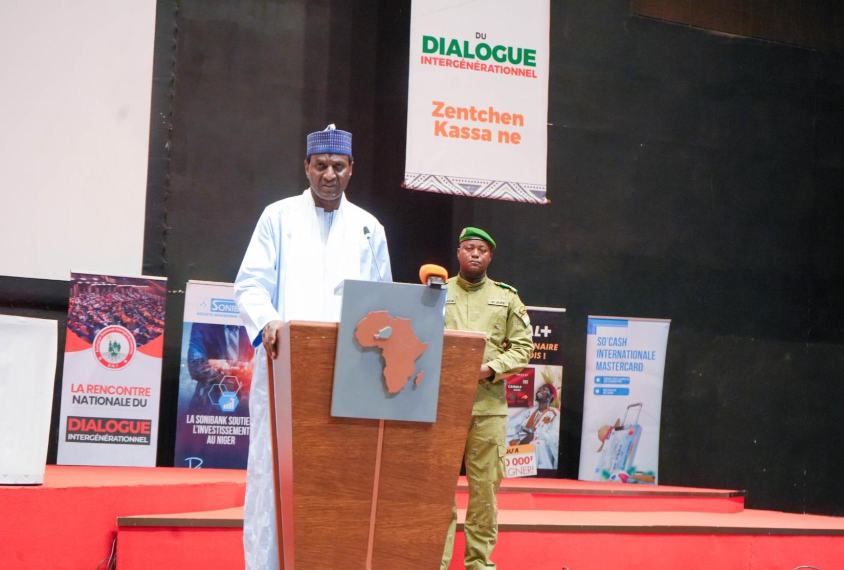 Le Premier ministre, S.E. Ali Mahaman Lamine Zeine, s’adressant aux participants lors de la Rencontre nationale du Dialogue intergénérationnel à Niamey