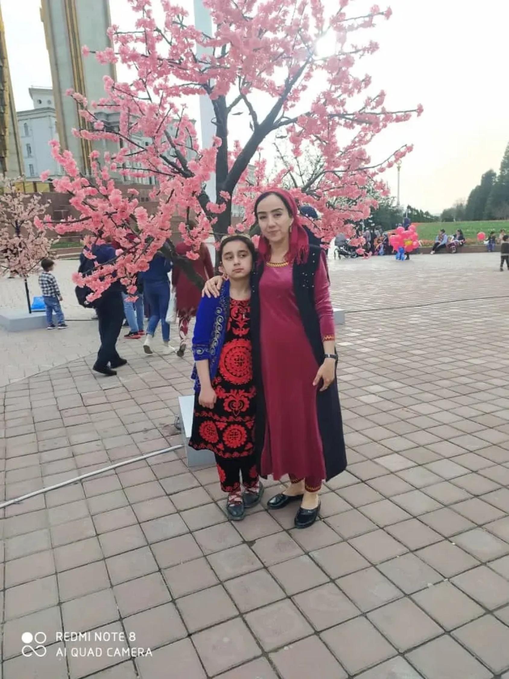 мама обнимает дочь