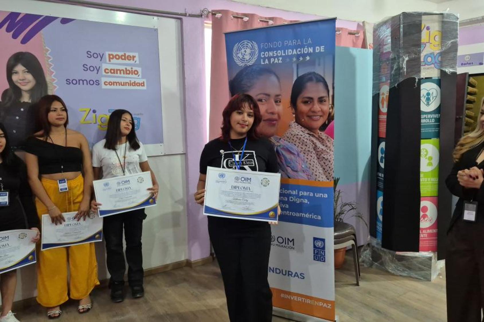 Mujer muestra su certificado