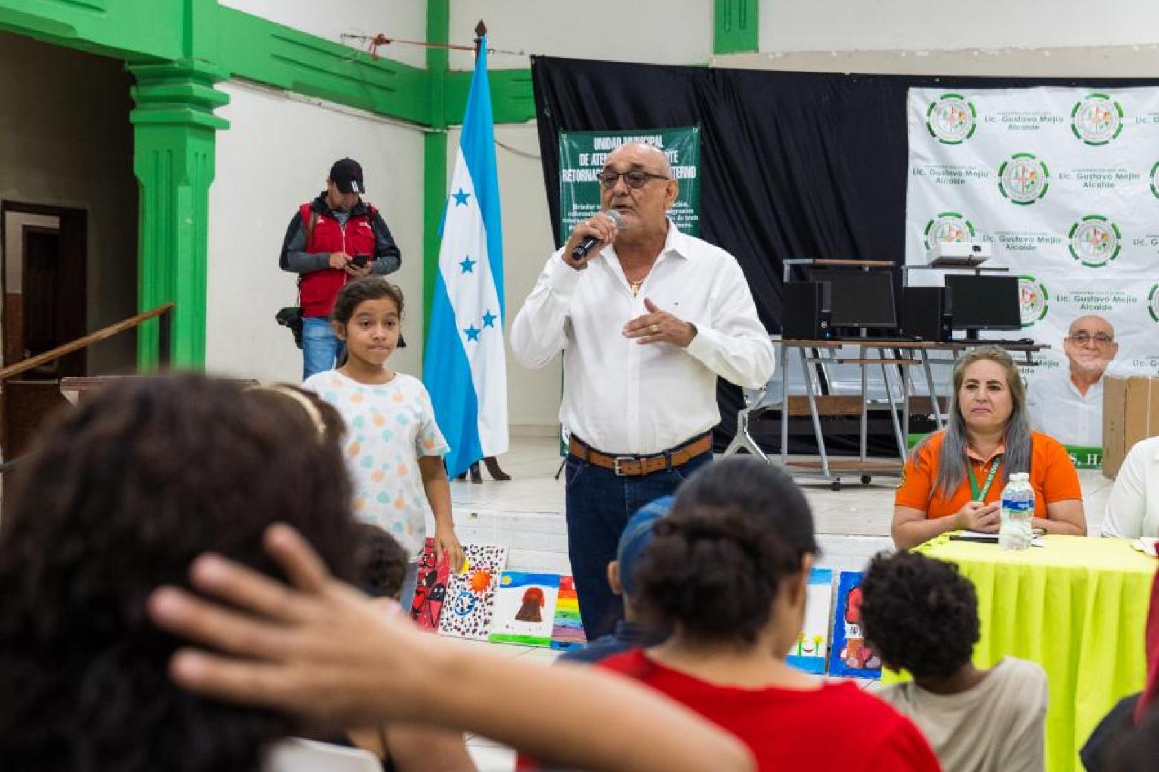 Hombre dando una charla en el festival Migración