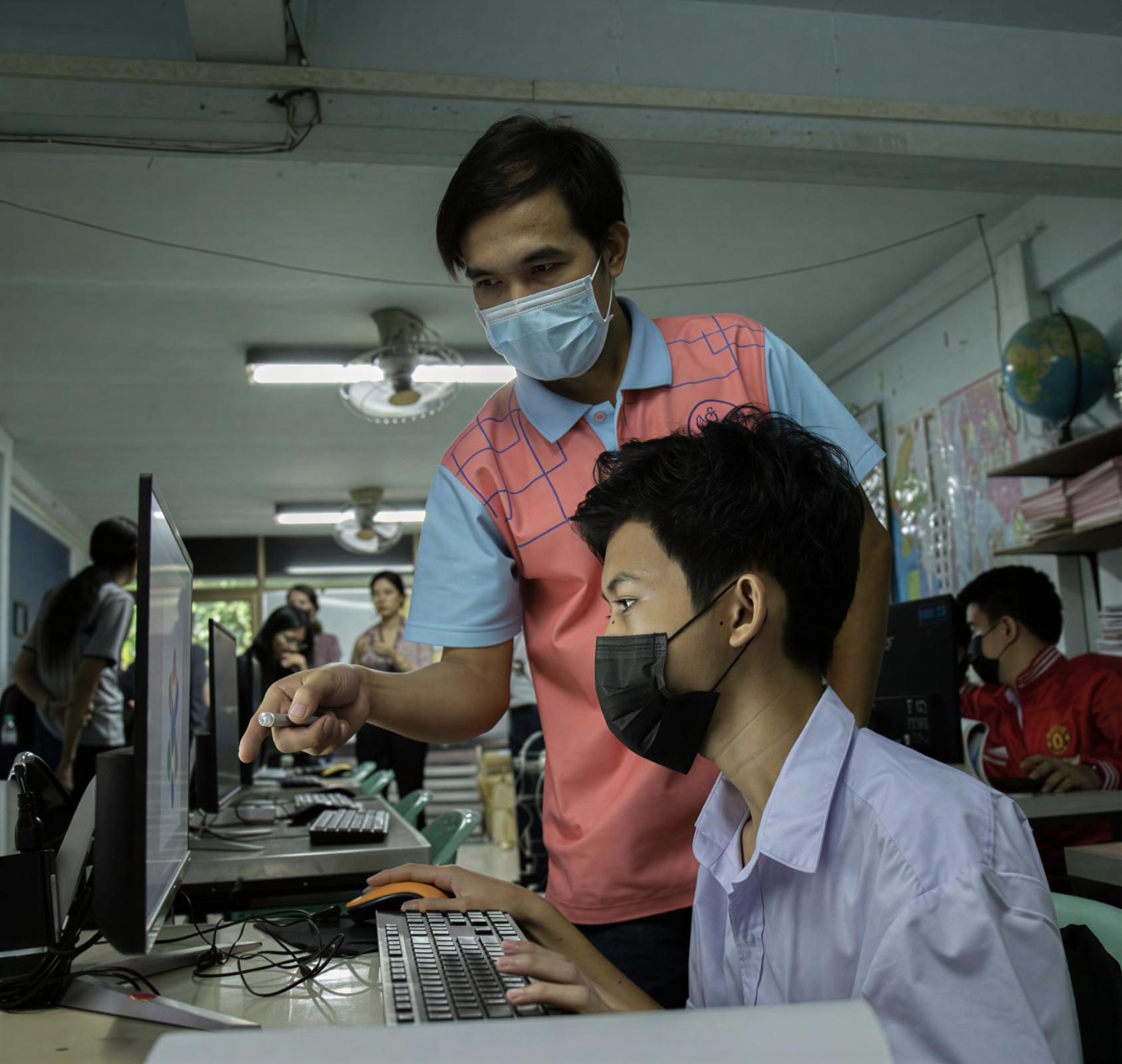 名正在接受职业培训的年轻移民。