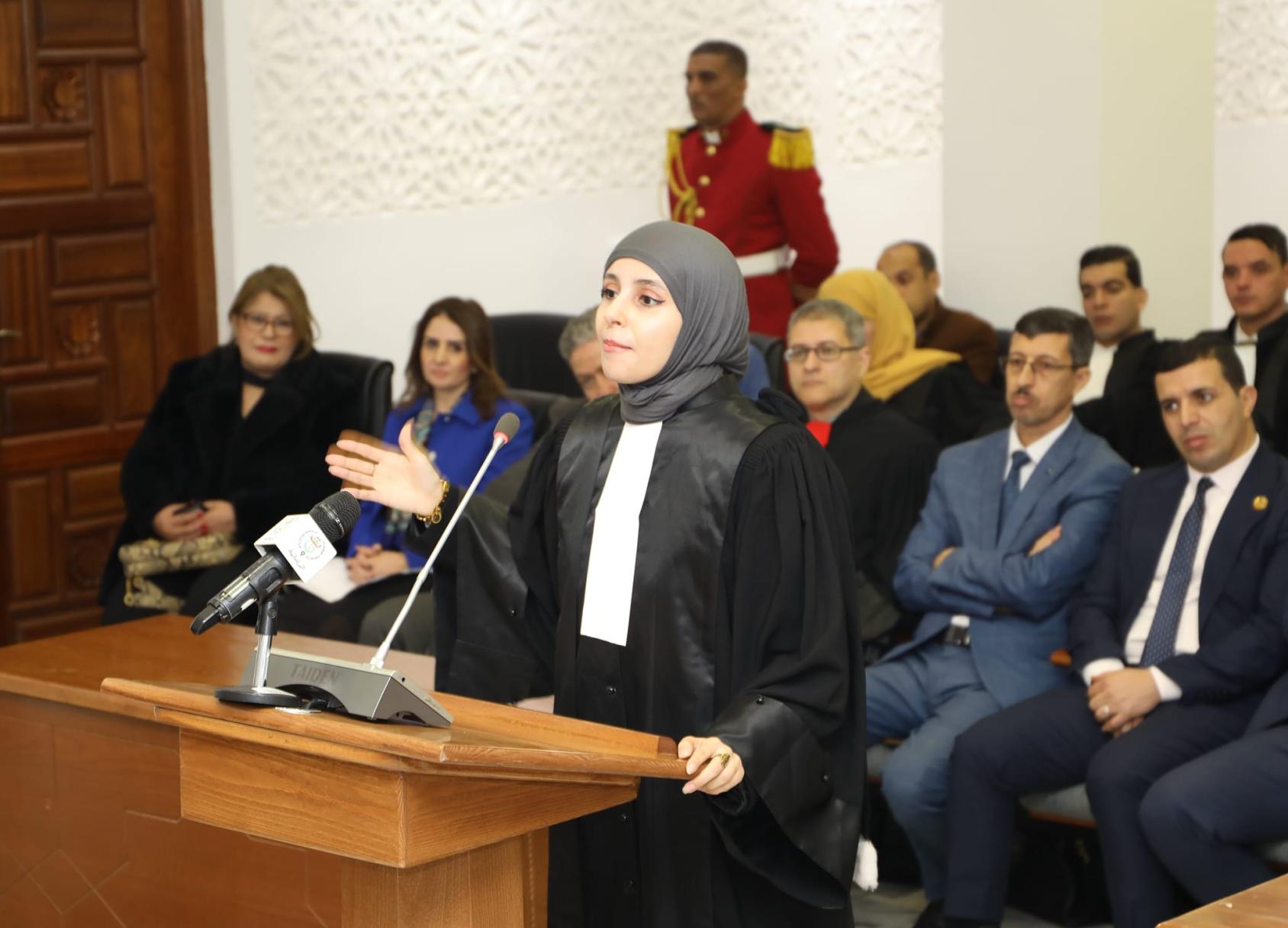 A woman lawyer in Algeria speaks in a courtroom.
