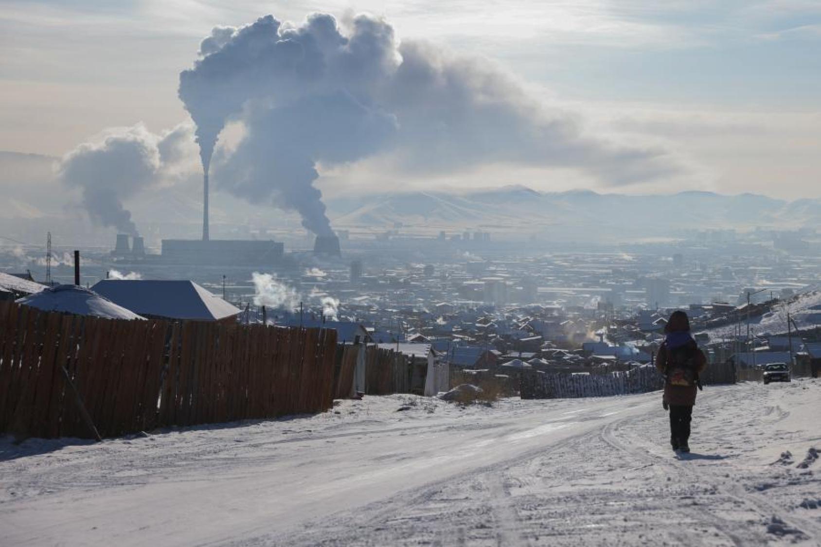 Зимний пейзаж Улан-Батора, окутанного густым смогом.
