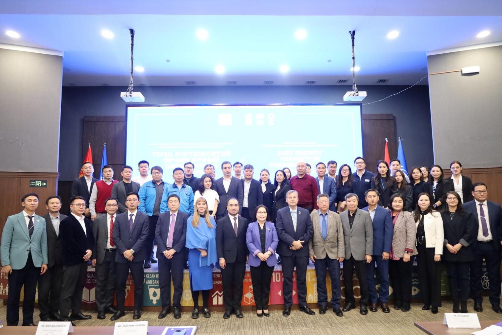 Группа людей на мероприятии, посвященном запуску программы в Монголии.