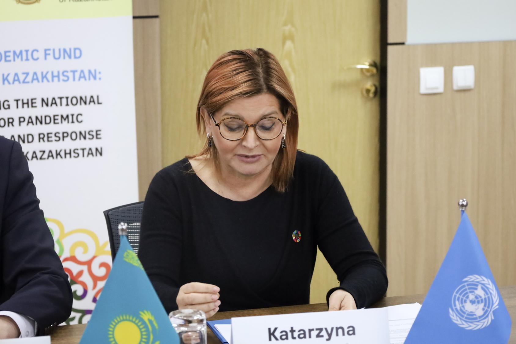 Катаржина Вавьерниа выступает с речью.