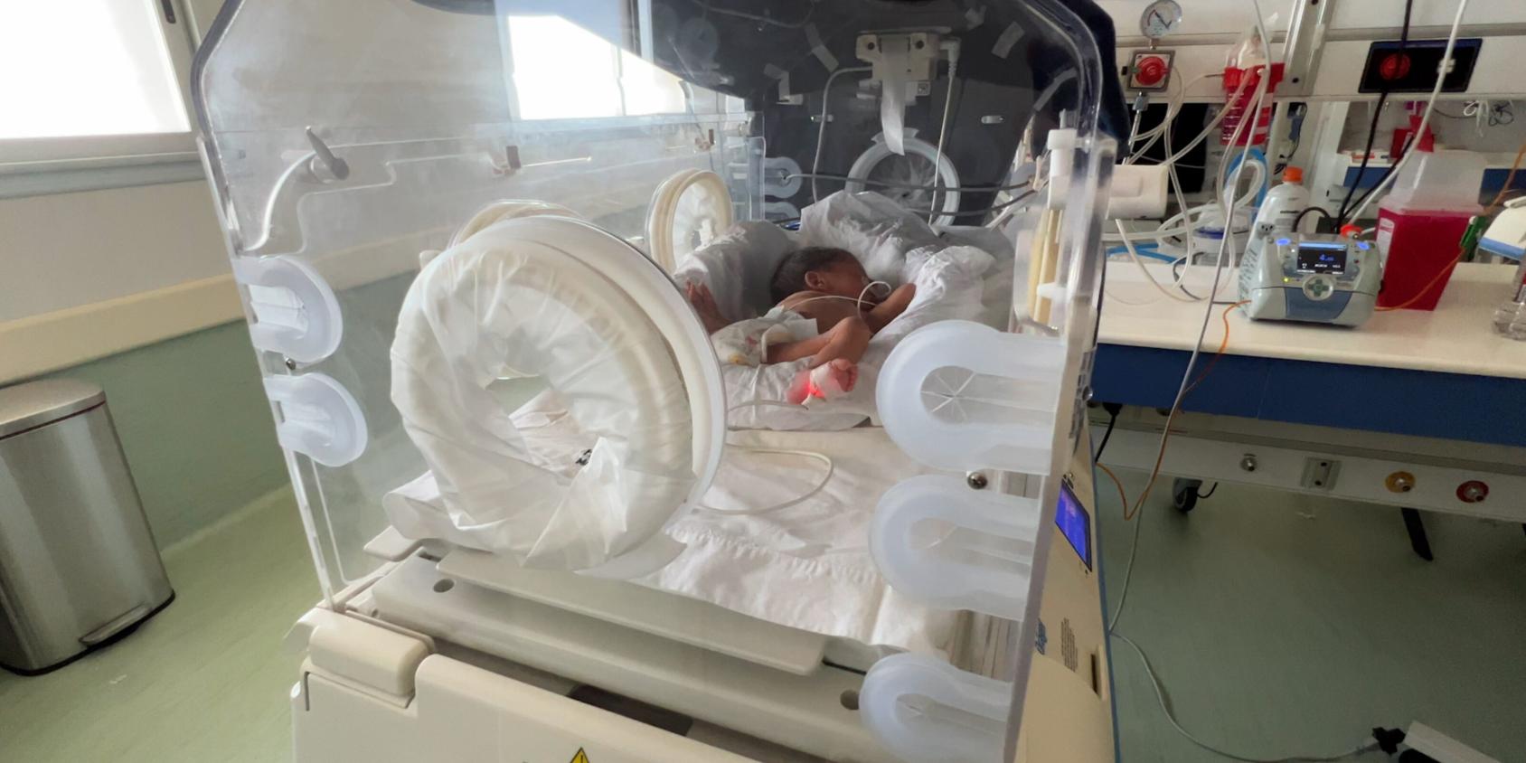 Muestra bebé en incubadora