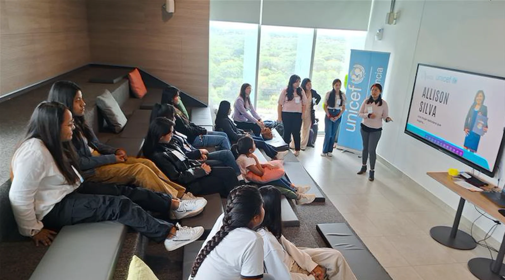 Mujeres escuchando una ponencia