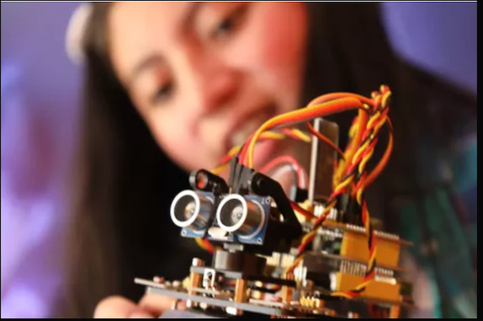 Niña aprendiendo de tecnología