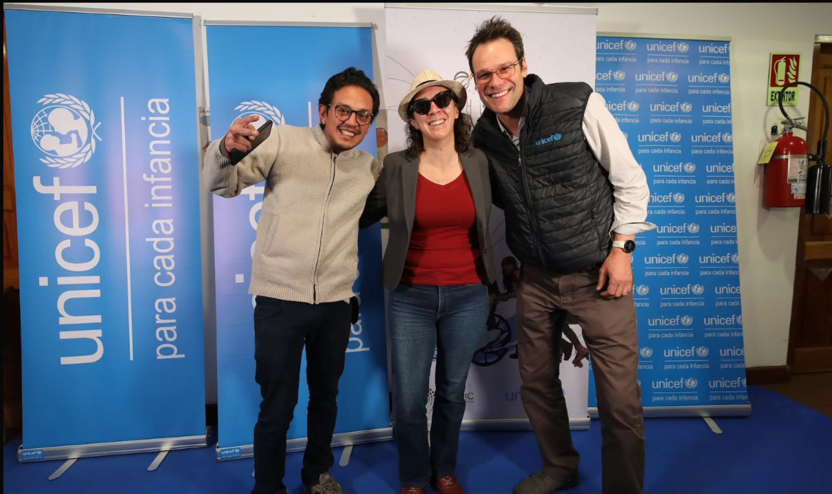 Fotografía de tres voluntarios