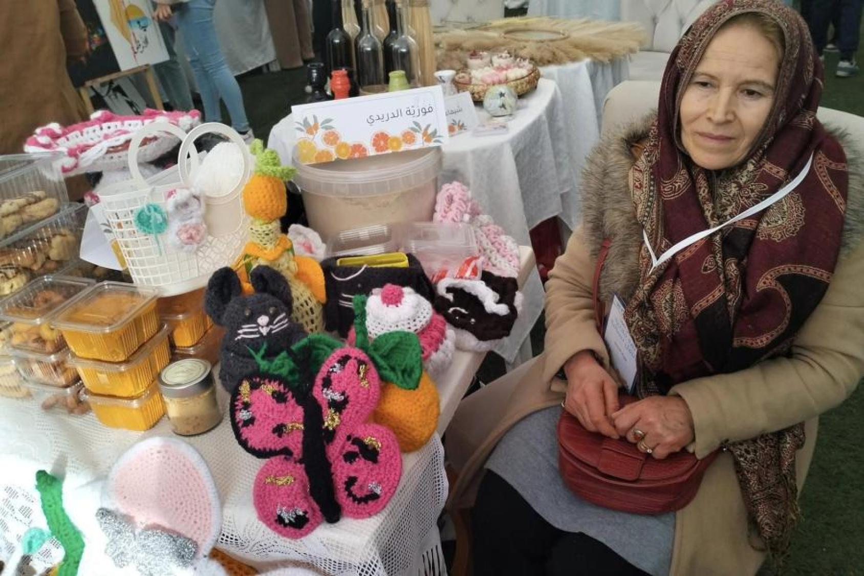 Une entrepreneuse locale présente des produits artisanaux issus de la valorisation des ressources naturelles, illustrant le rôle clé des femmes dans le développement durable des communautés rurales en Tunisie.