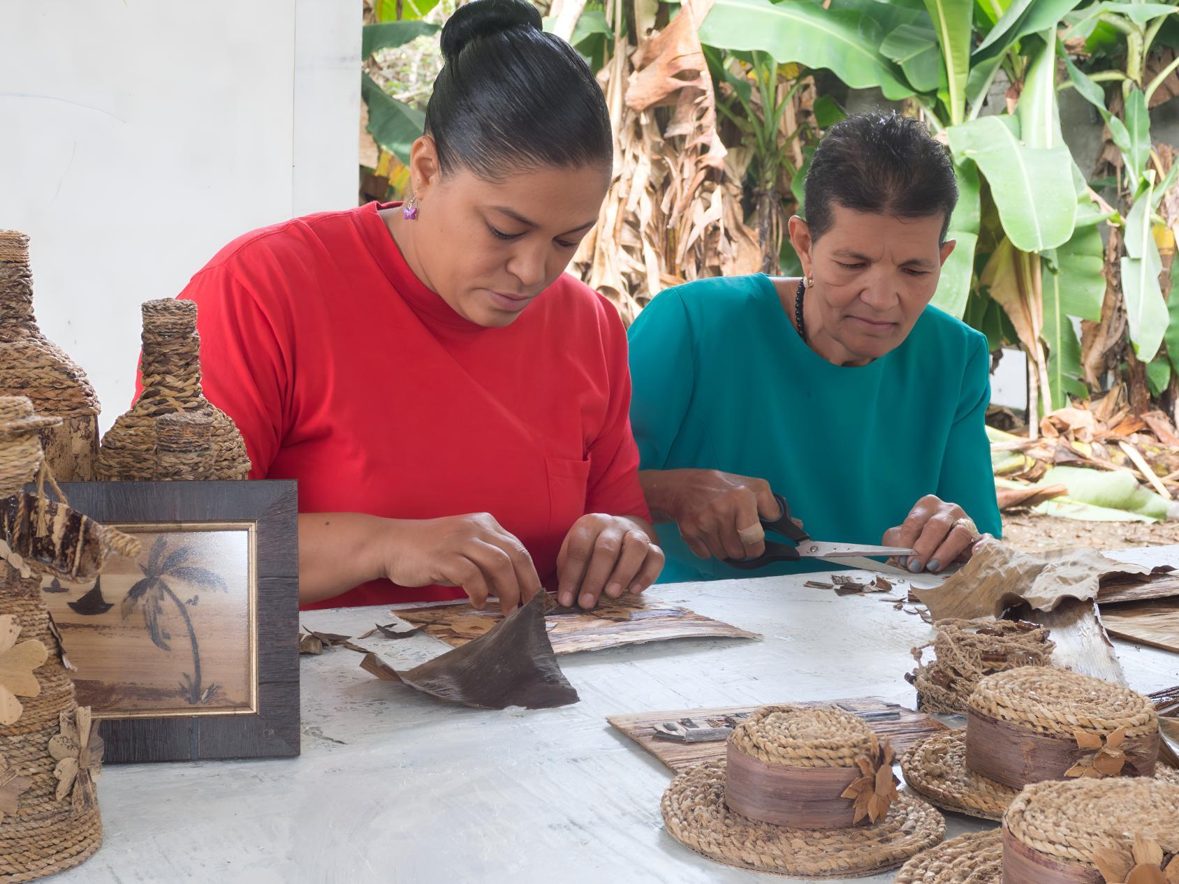 Dos mujeres en República Dominicana fabrican sombreros.