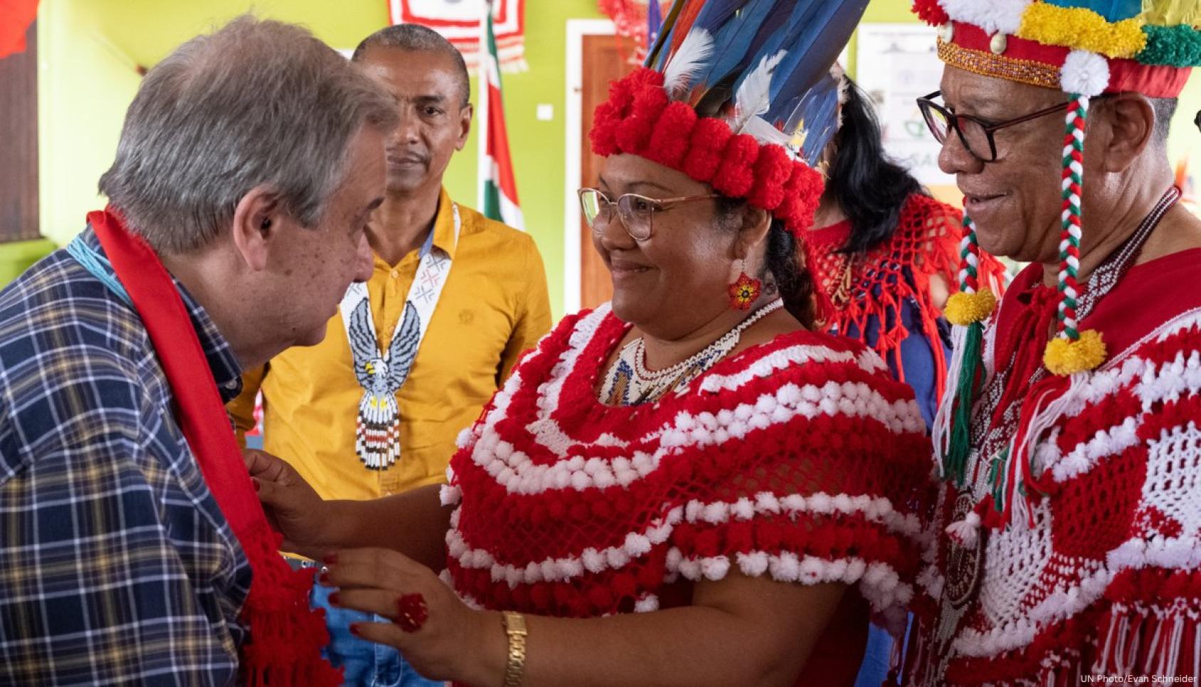 الأمين العام للأمم المتحدة مع أفراد من مجتمعات السكان الأصليين.