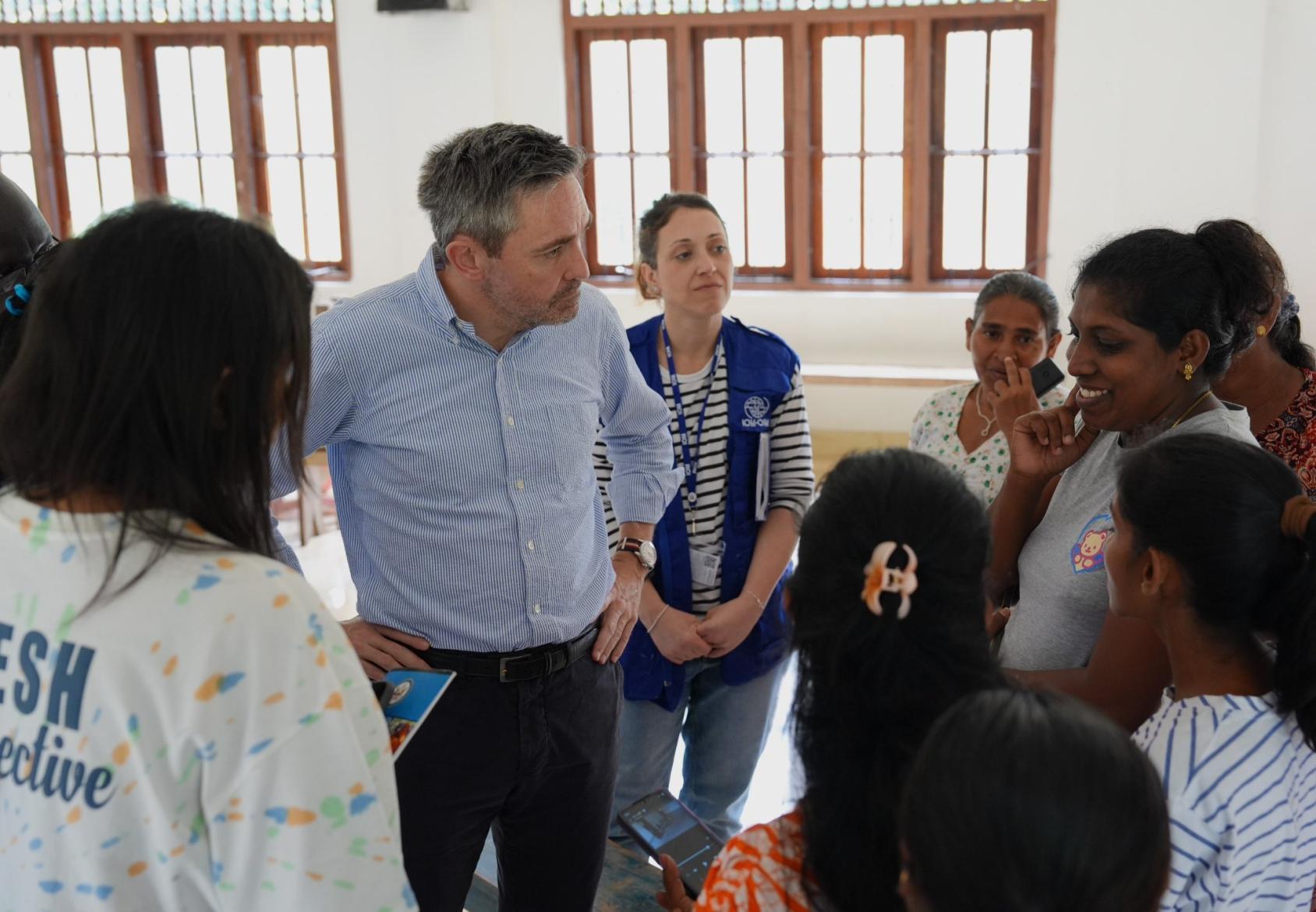 The Resident Coordinator in Sri Lanka talks to local community members.