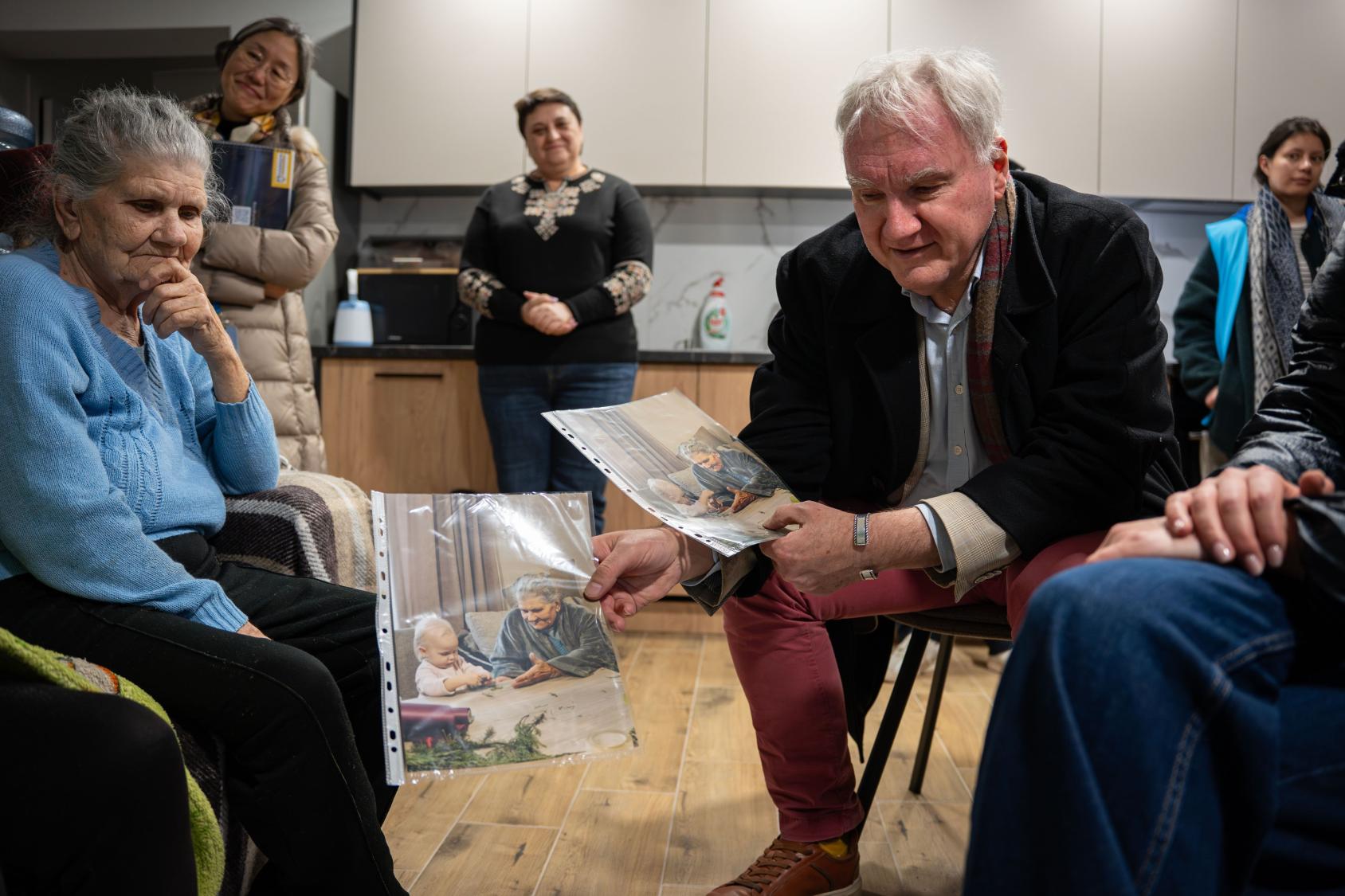 The Resident Coordinator and Humanitarian Coordinator in Ukraine meets with local communities.