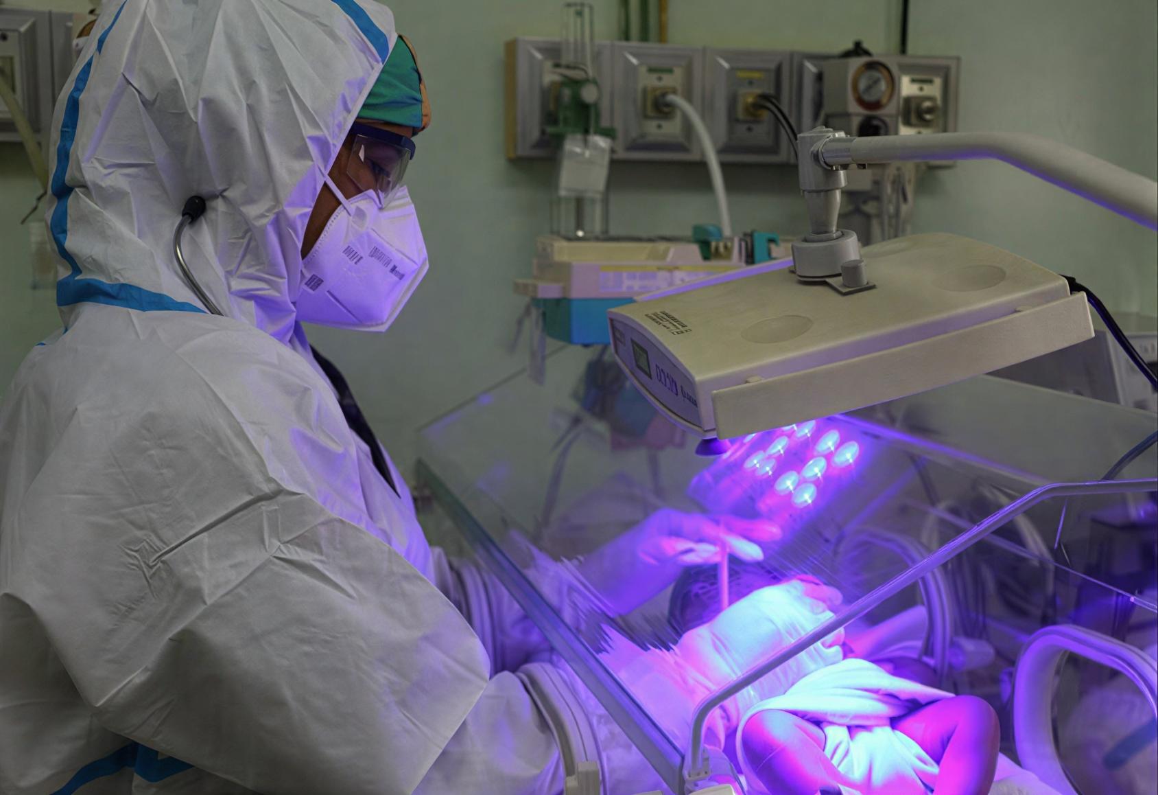 Una enfermera en una sala neonatal en Cuba.