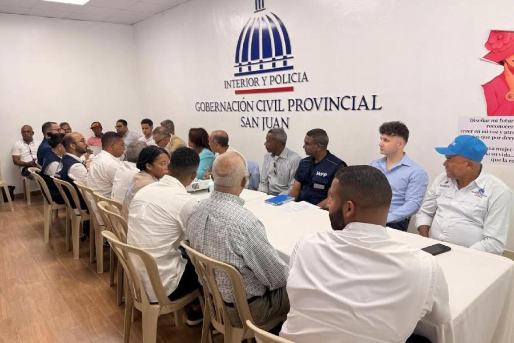 Representantes institucionales y comunitarios participan en una reunión en la Gobernación Provincial de San Juan.