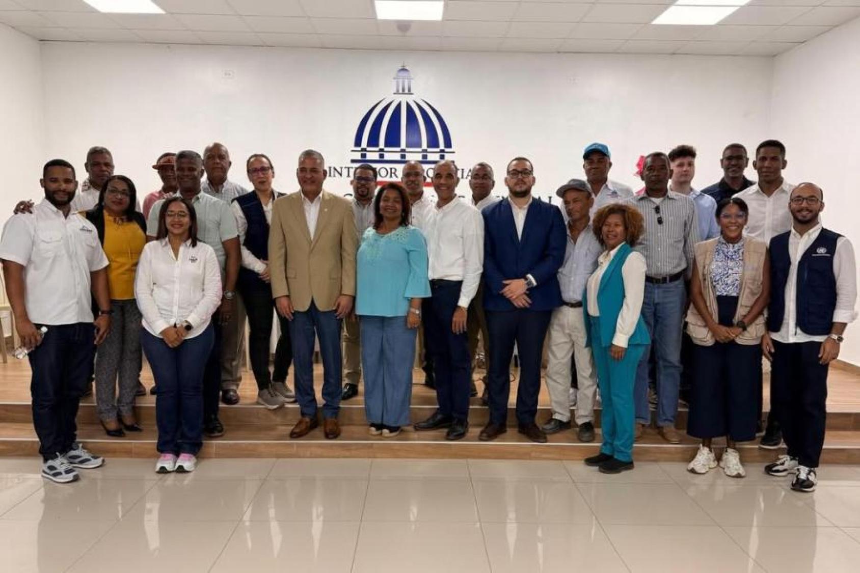 Grupo de representantes institucionales, comunitarios y de Naciones Unidas posa en la Gobernación Provincial de San Juan.