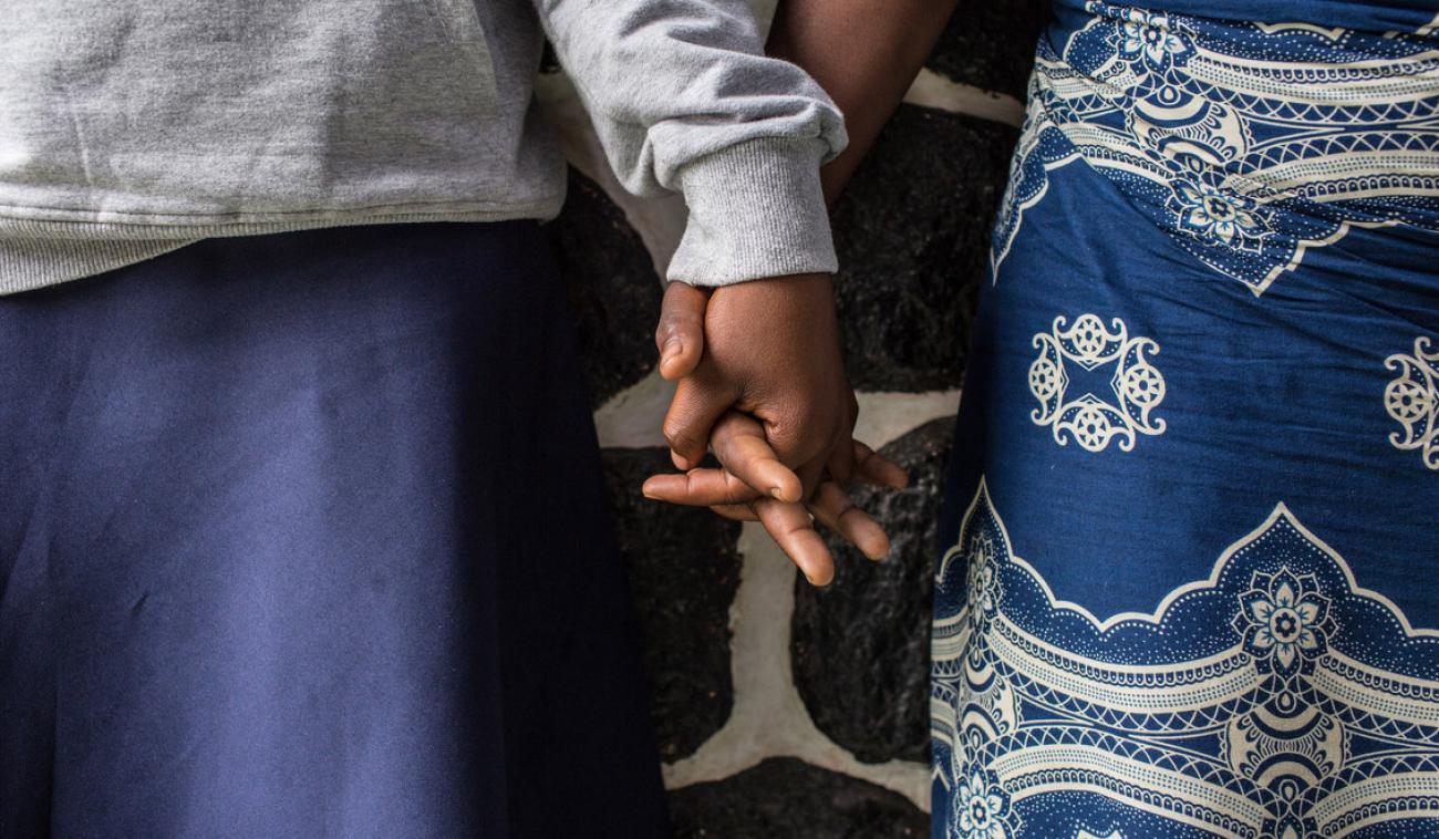 صورة مقربة ليدين تمسكان بعضهما البعض.