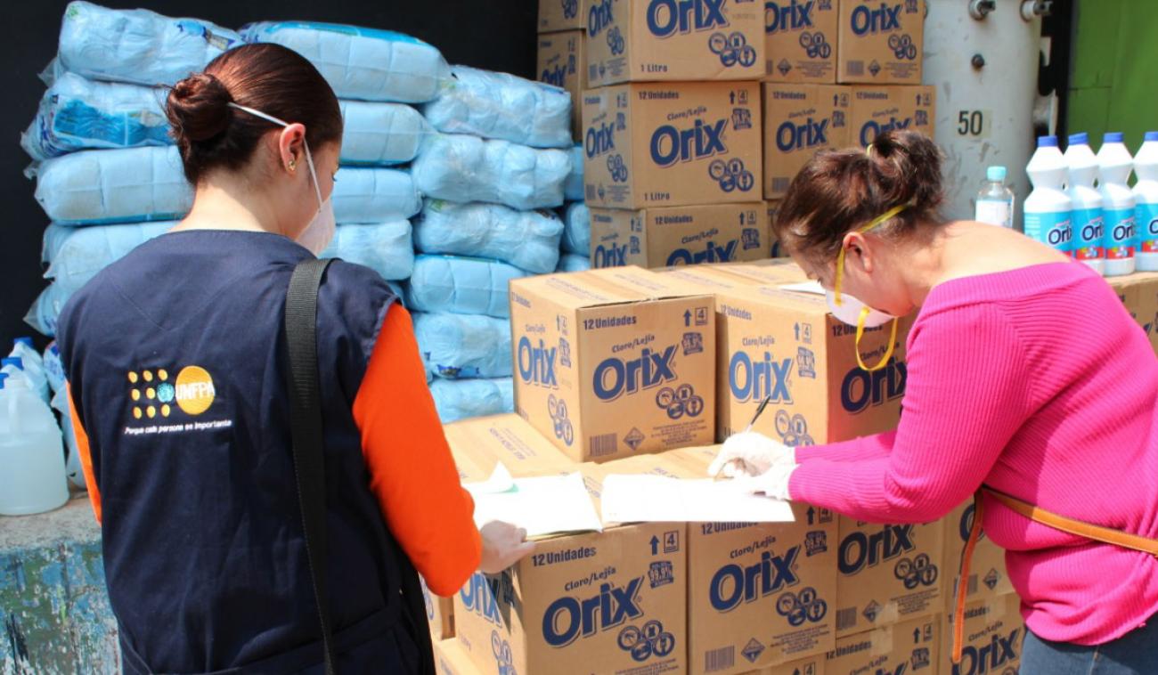 El UNFPA y ONU Mujeres han distribuido más de 1.300 kits de dignidad con artículos de higiene esenciales, como jabón y compresas menstruales, a mujeres que viven en prisiones y centros de cuarentena.