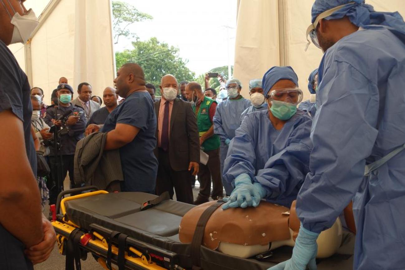 يتدرب العاملون في المجال الصحي على دمية طبية.