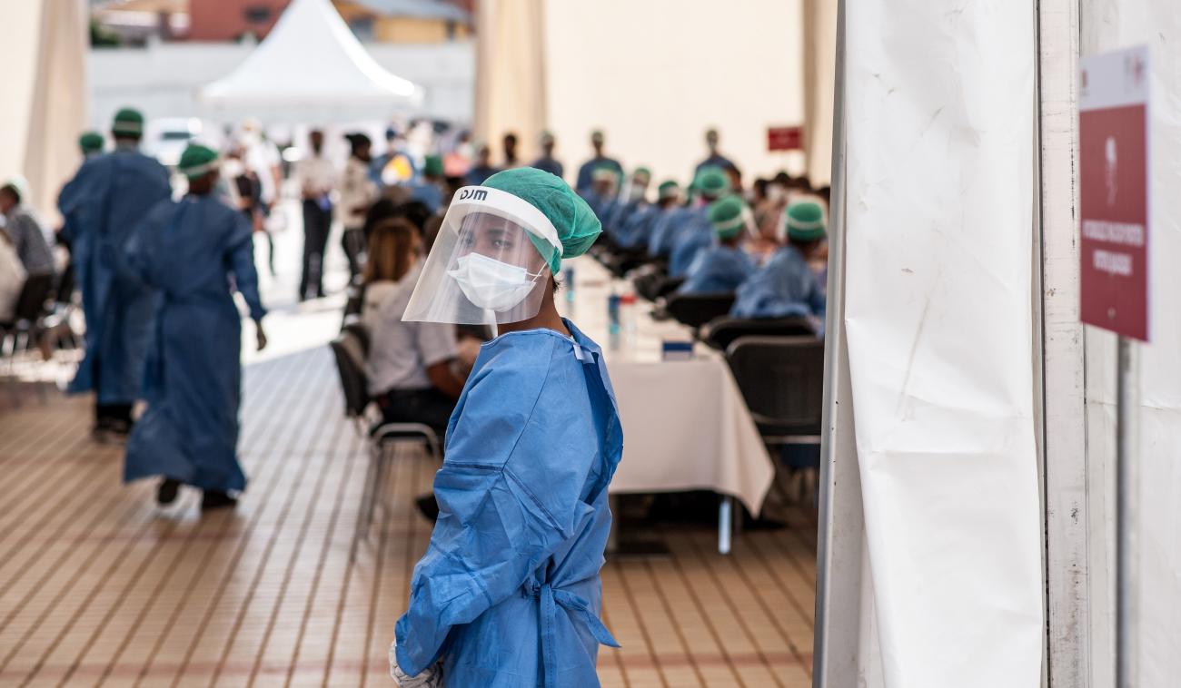 مع انتشار الوباء في مدغشقر ودول أخرى، تكثف مجموعة البنك الدولي ومنظمات أخرى الدعم الفوري من أجل إيصال الموارد بسرعة إلى العاملين في الخطوط الأمامية.