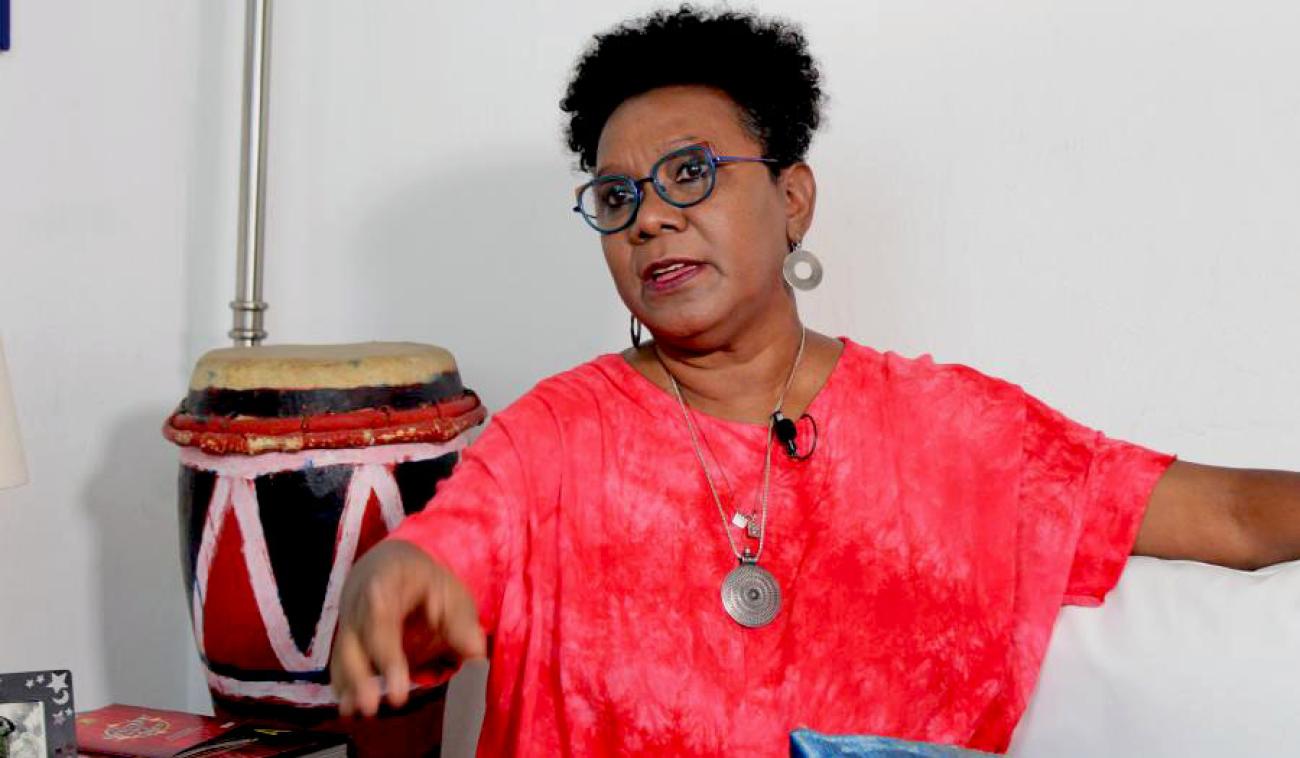 La cantante Xiomara Fortuna posa elegantemente delante de sus congos mientras comparte la importancia de la música.