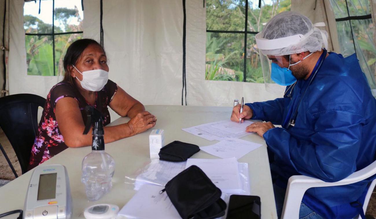 موظفو الأمم المتحدة يأخذون بيانات الدخول لامرأة.