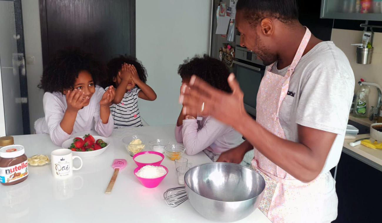 Marcos Soares, le capitaine de l’équipe des Blue Sharks fait la cuisine avec trois jeunes filles.